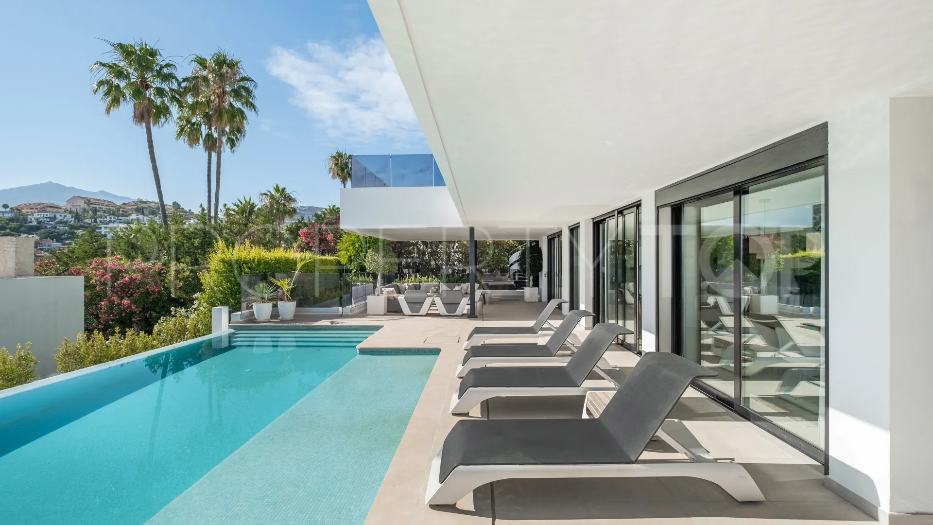 Comprar villa en Nueva Andalucia de 5 dormitorios