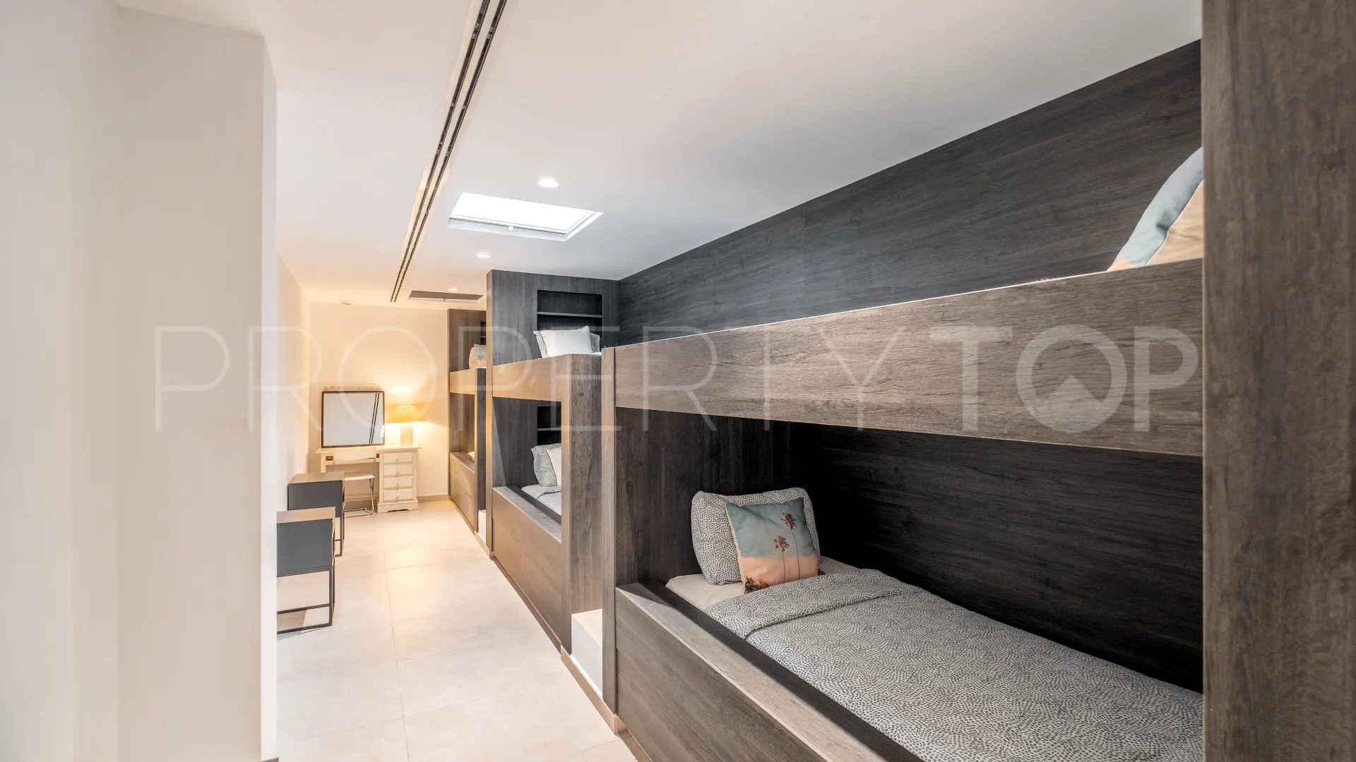 Comprar villa en Nueva Andalucia de 5 dormitorios