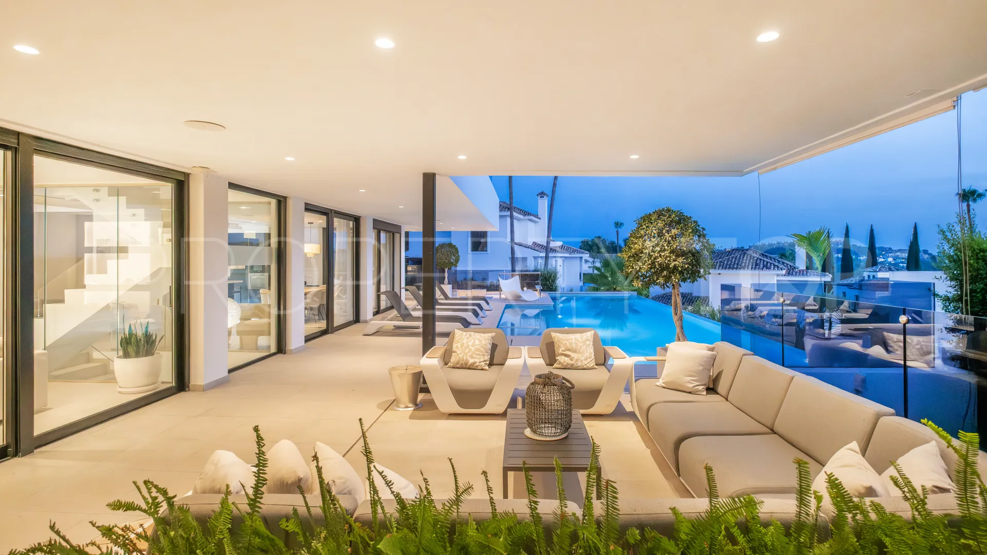 Comprar villa en Nueva Andalucia de 5 dormitorios