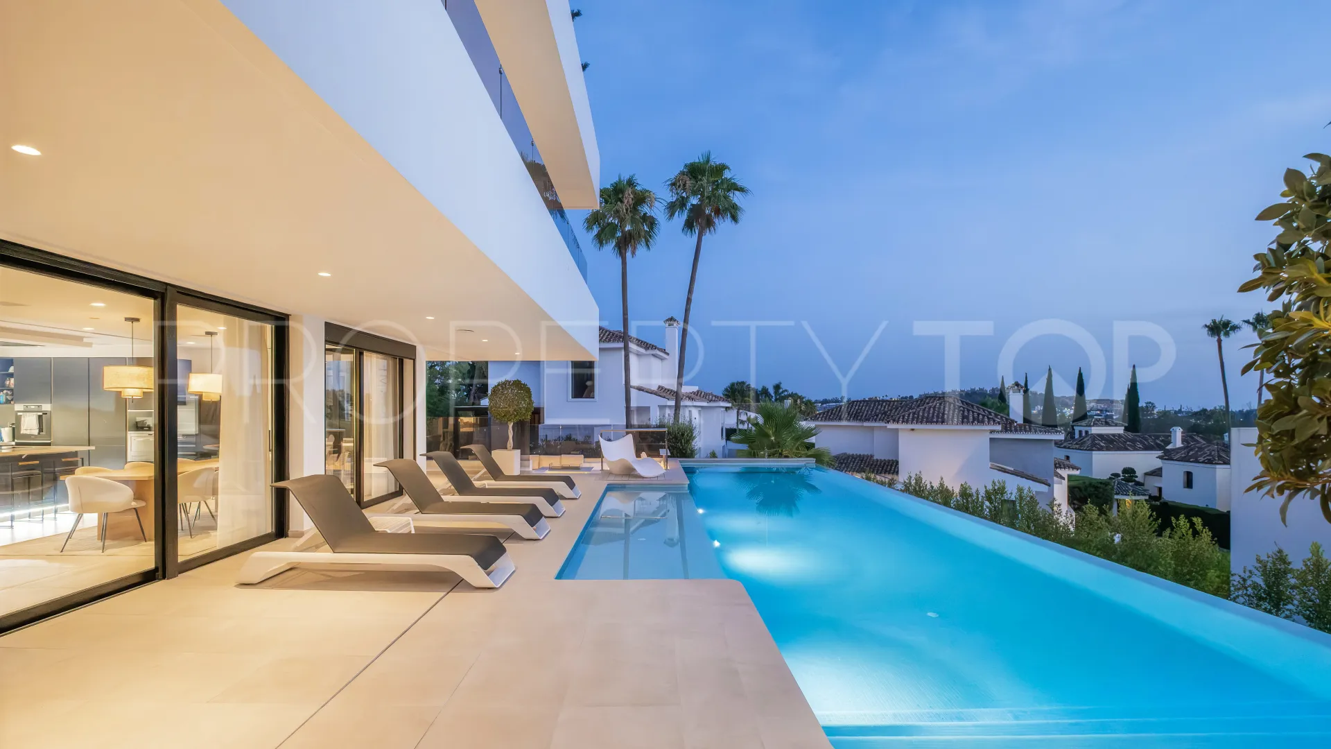 Comprar villa en Nueva Andalucia de 5 dormitorios