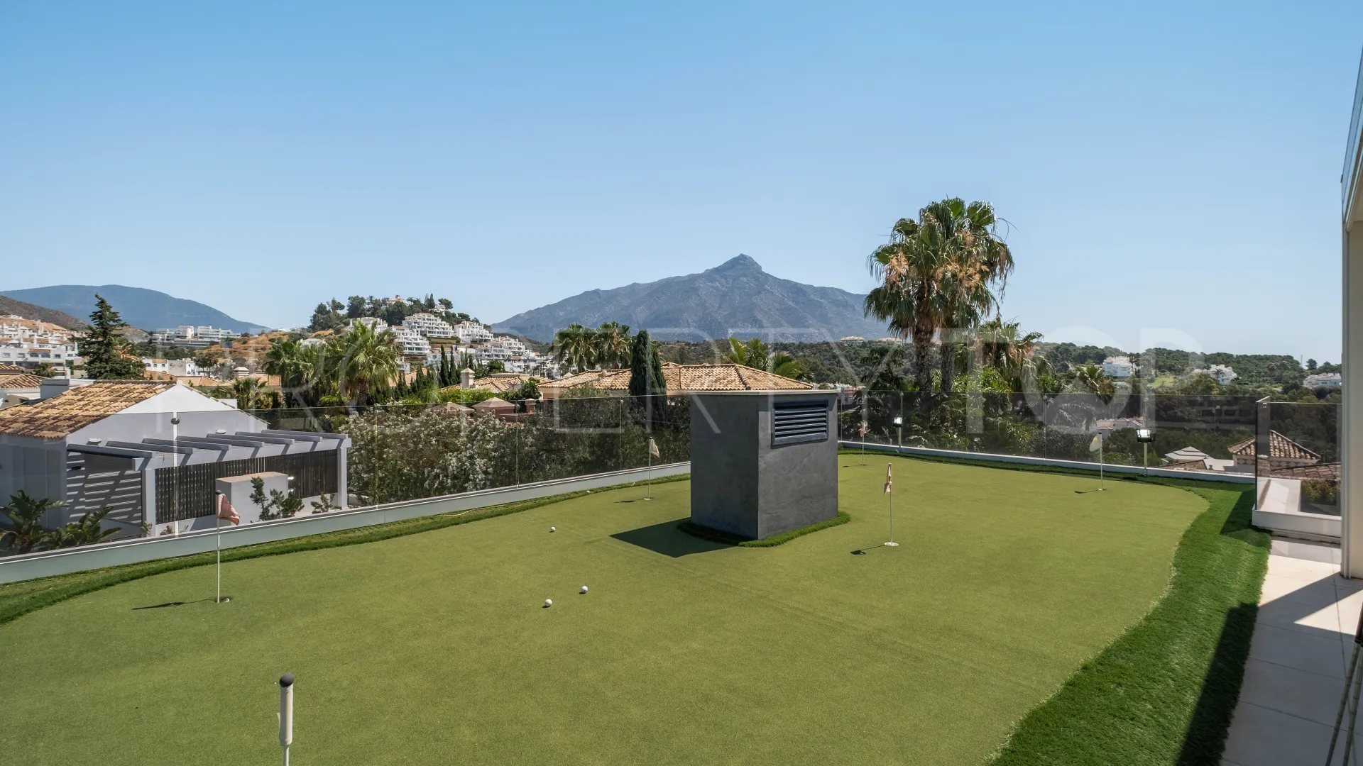 Comprar villa en Nueva Andalucia de 5 dormitorios