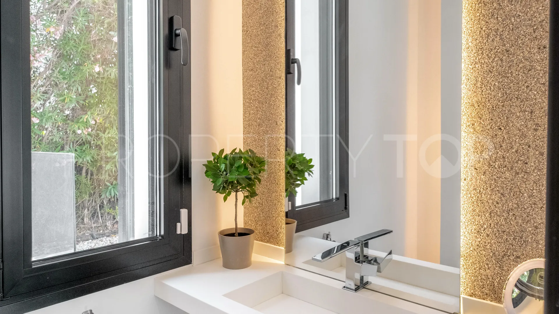 Comprar villa en Nueva Andalucia de 5 dormitorios