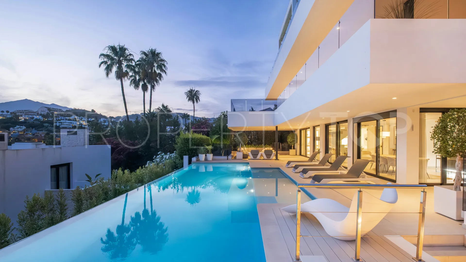 Comprar villa en Nueva Andalucia de 5 dormitorios