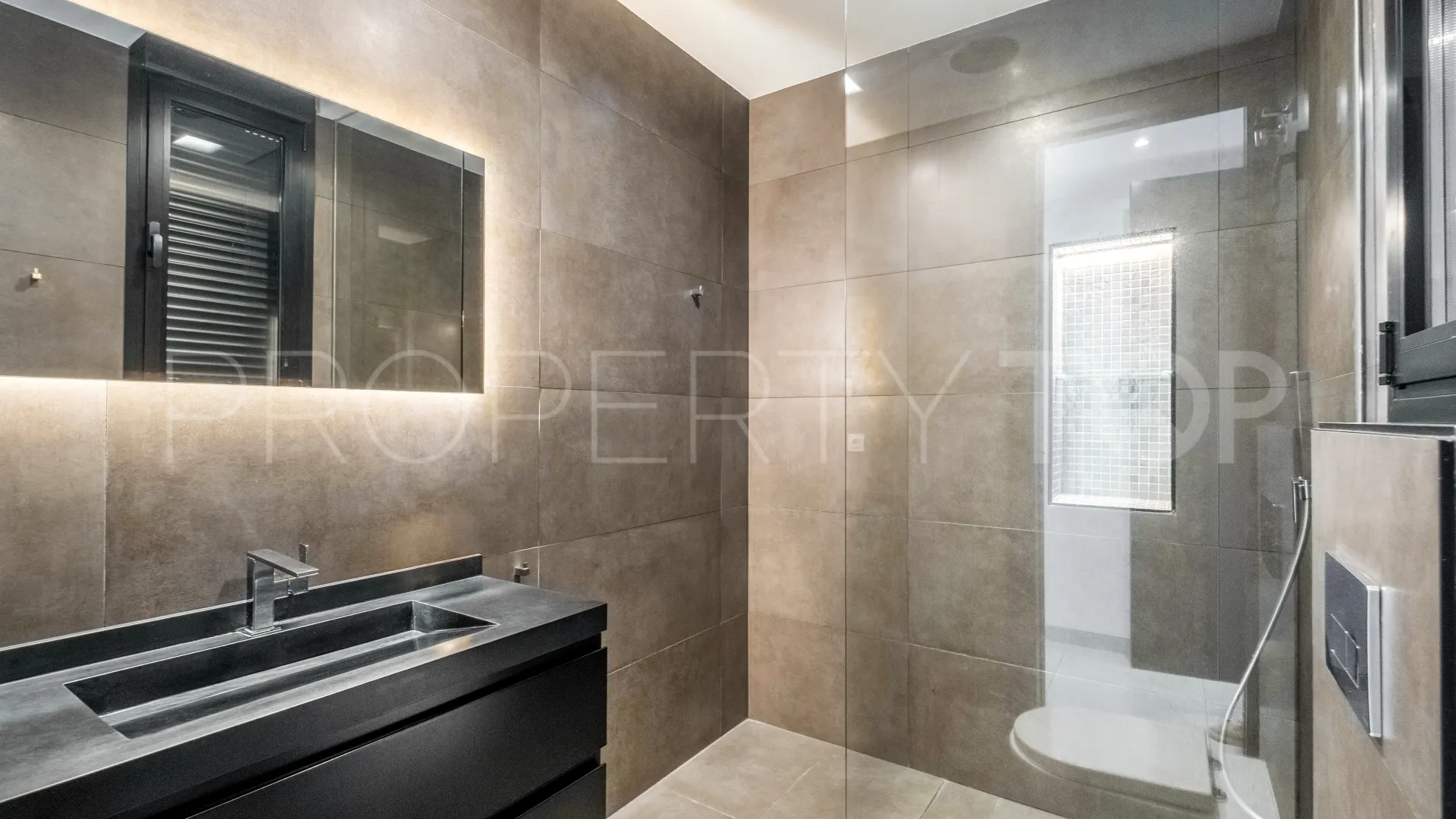 Comprar villa en Nueva Andalucia de 5 dormitorios