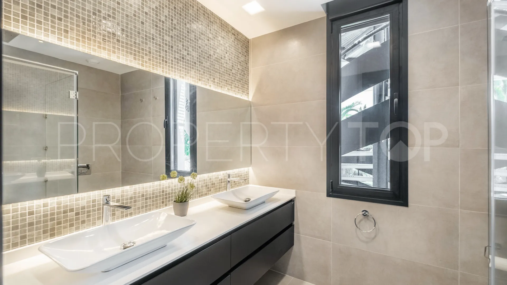 Comprar villa en Nueva Andalucia de 5 dormitorios