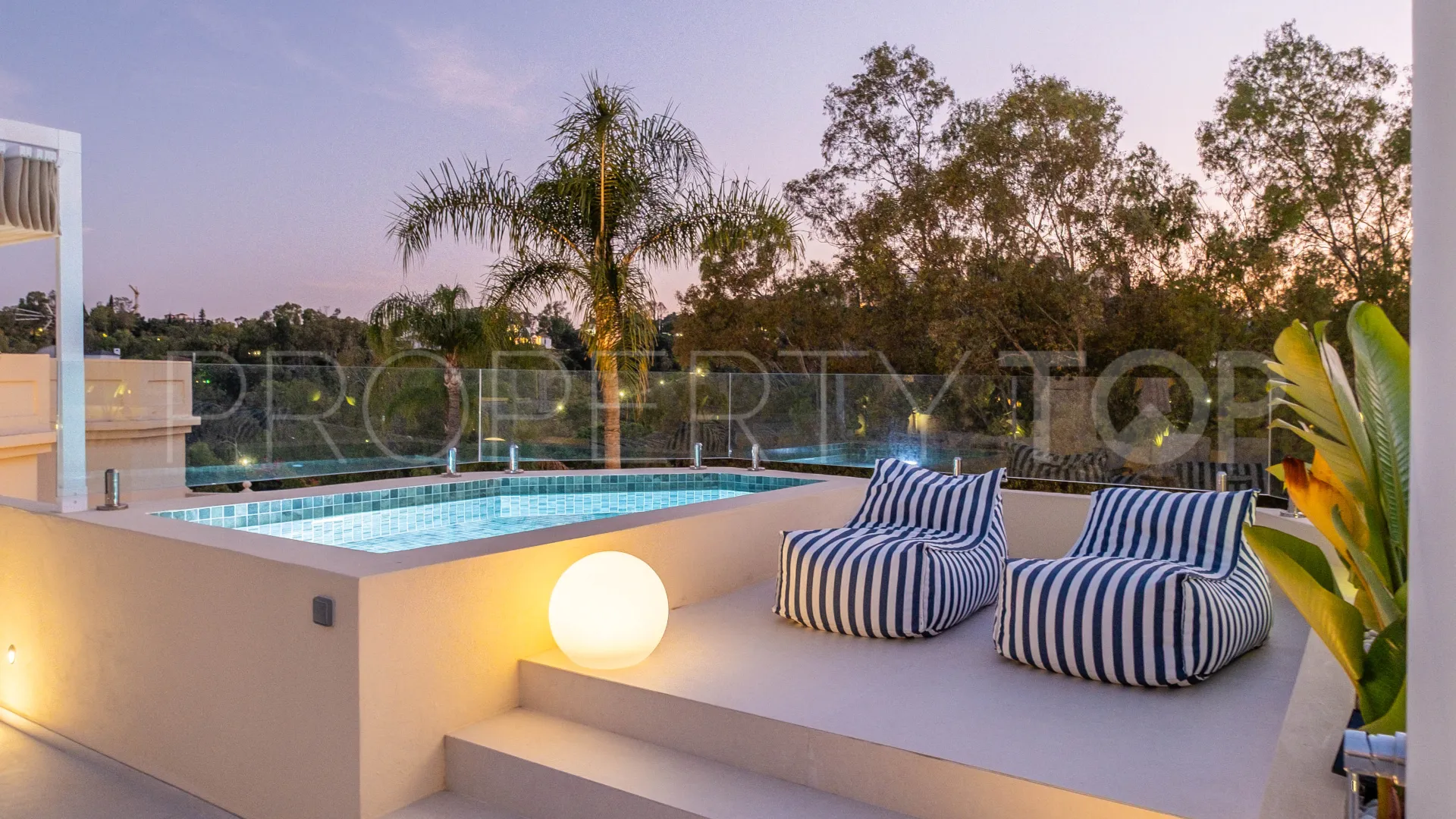 Villa pareada a la venta en La Quinta con 4 dormitorios