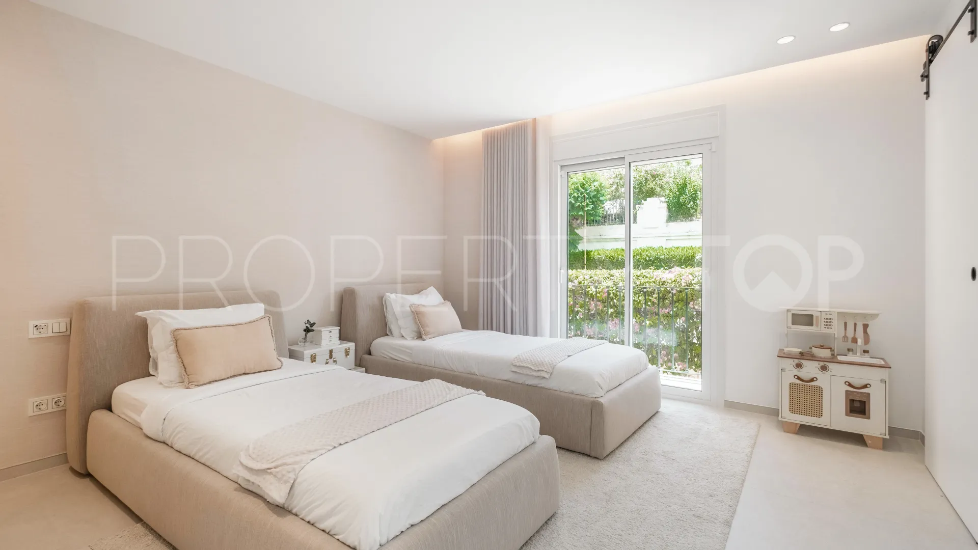 Villa pareada a la venta en La Quinta con 4 dormitorios