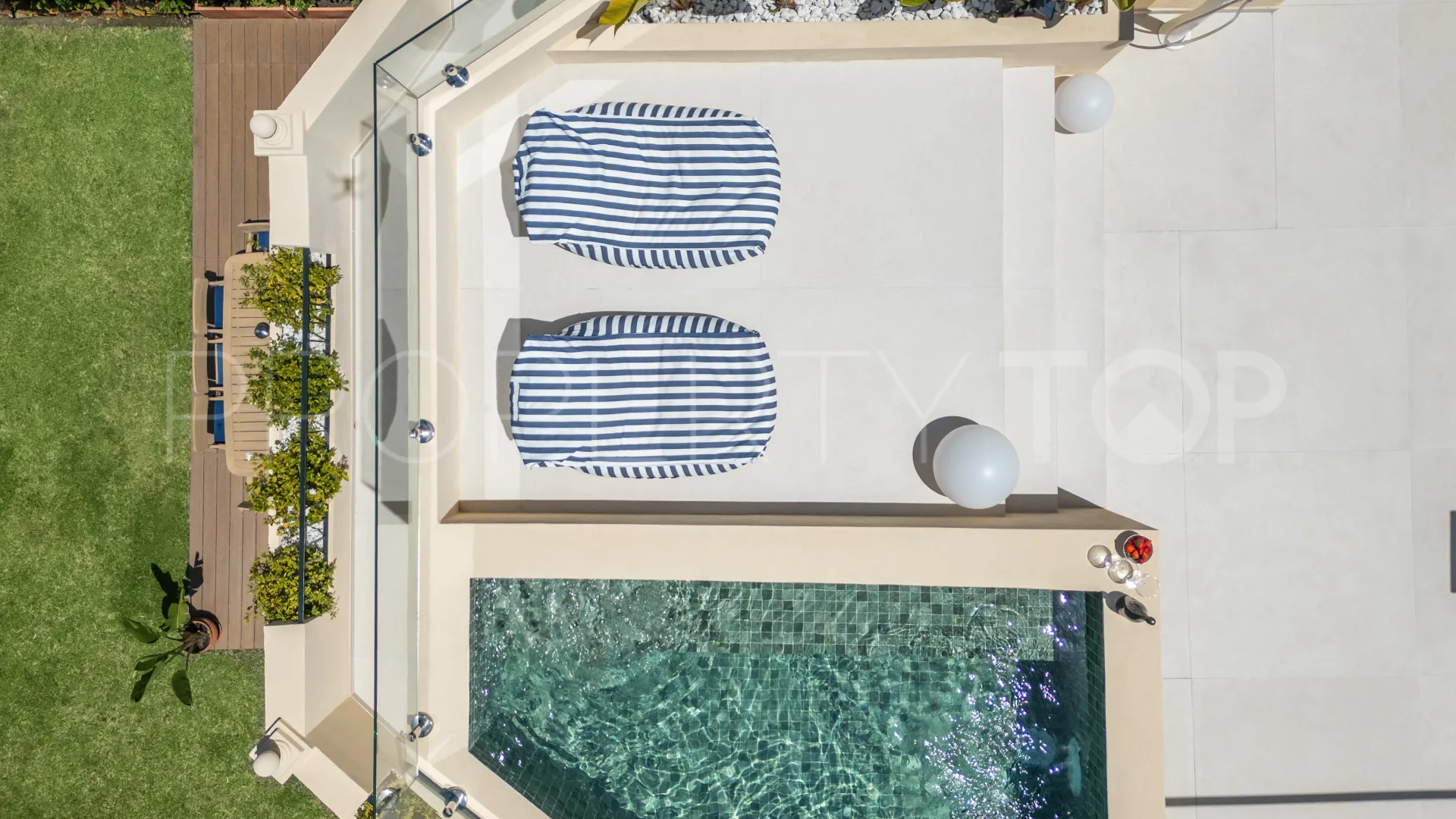 Villa pareada a la venta en La Quinta con 4 dormitorios