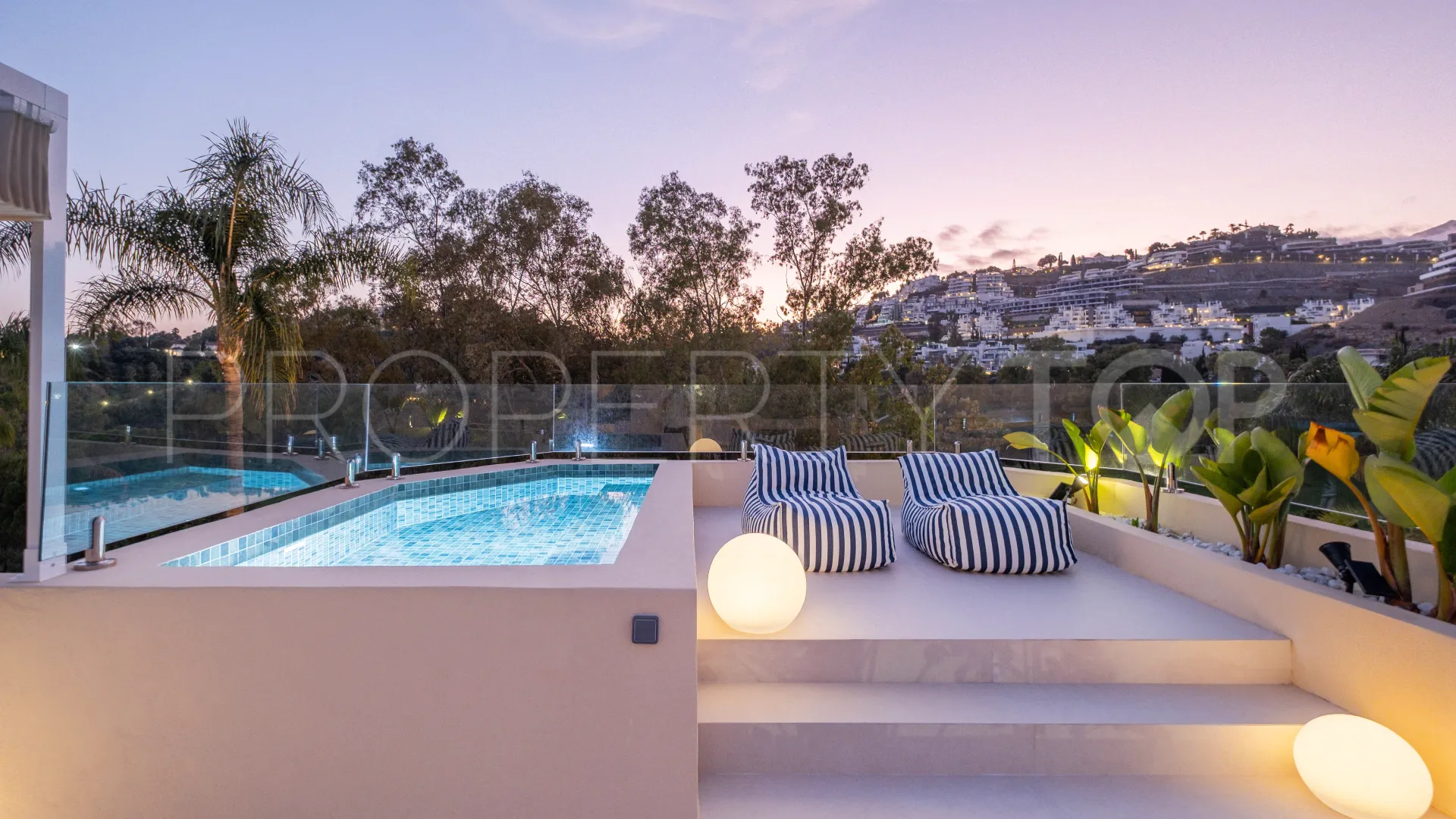 Villa pareada a la venta en La Quinta con 4 dormitorios