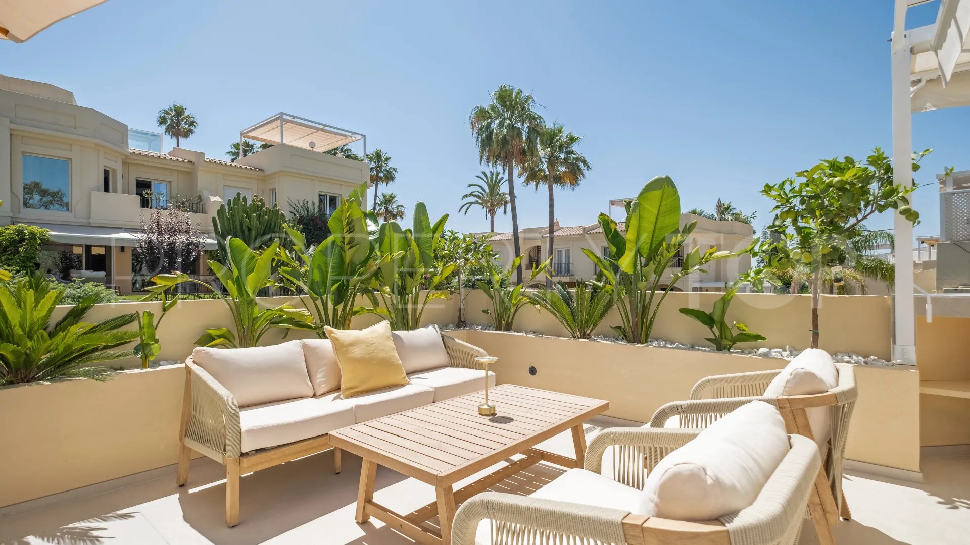 Villa pareada a la venta en La Quinta con 4 dormitorios