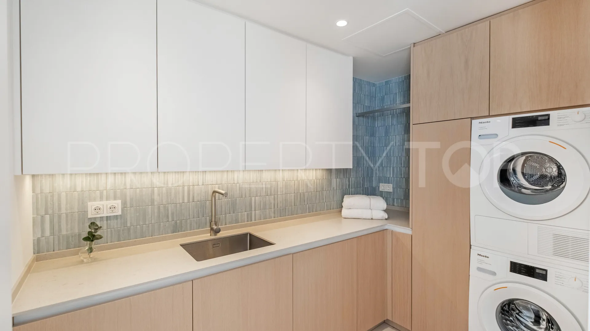 Villa pareada a la venta en La Quinta con 4 dormitorios