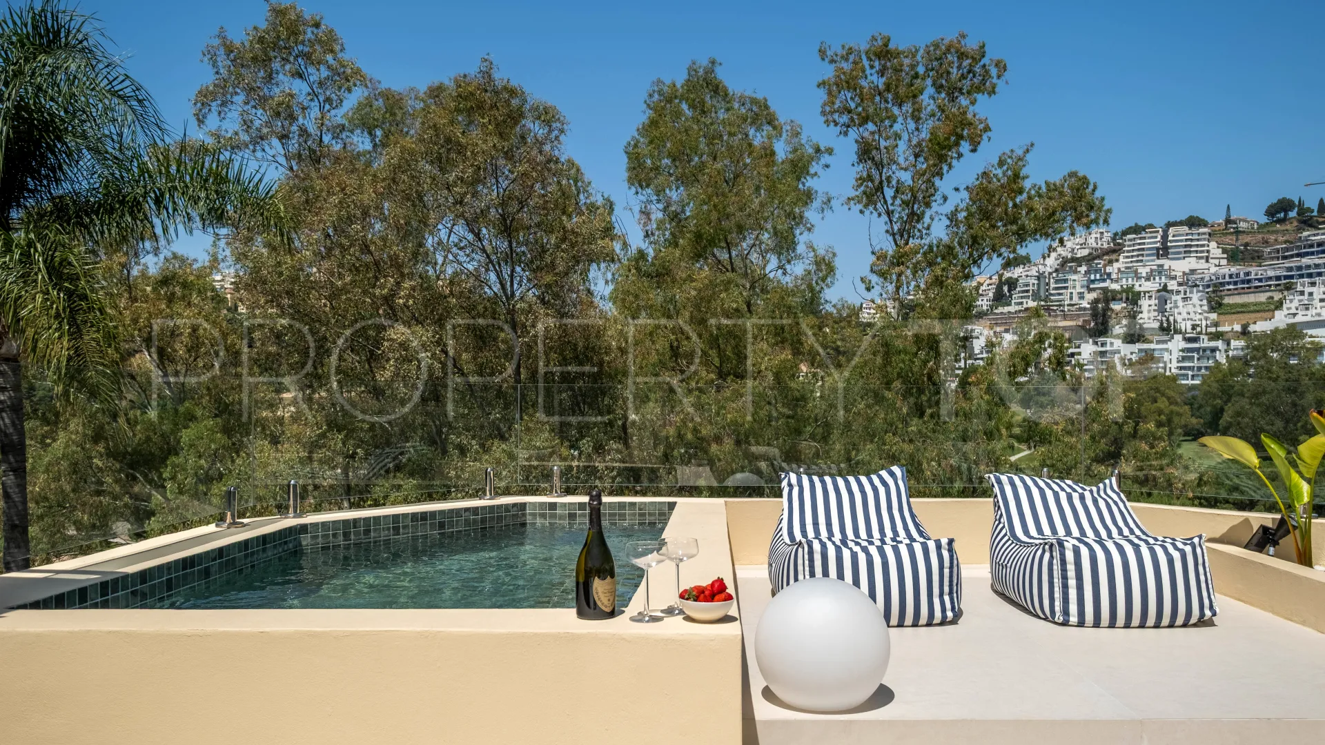 Villa pareada a la venta en La Quinta con 4 dormitorios