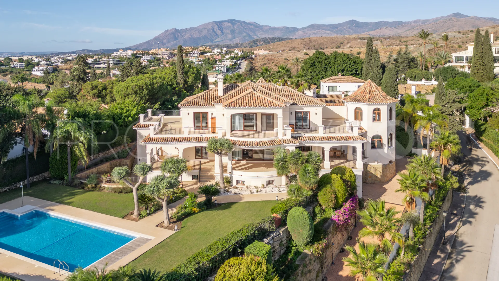 Se vende villa de 11 dormitorios en Altos del Paraiso