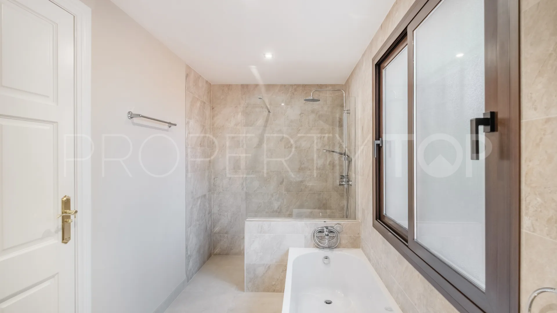 Se vende villa de 11 dormitorios en Altos del Paraiso