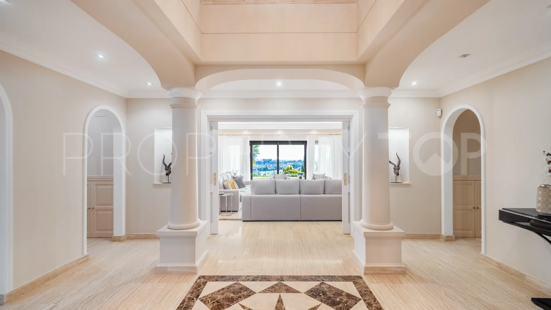 Se vende villa de 11 dormitorios en Altos del Paraiso