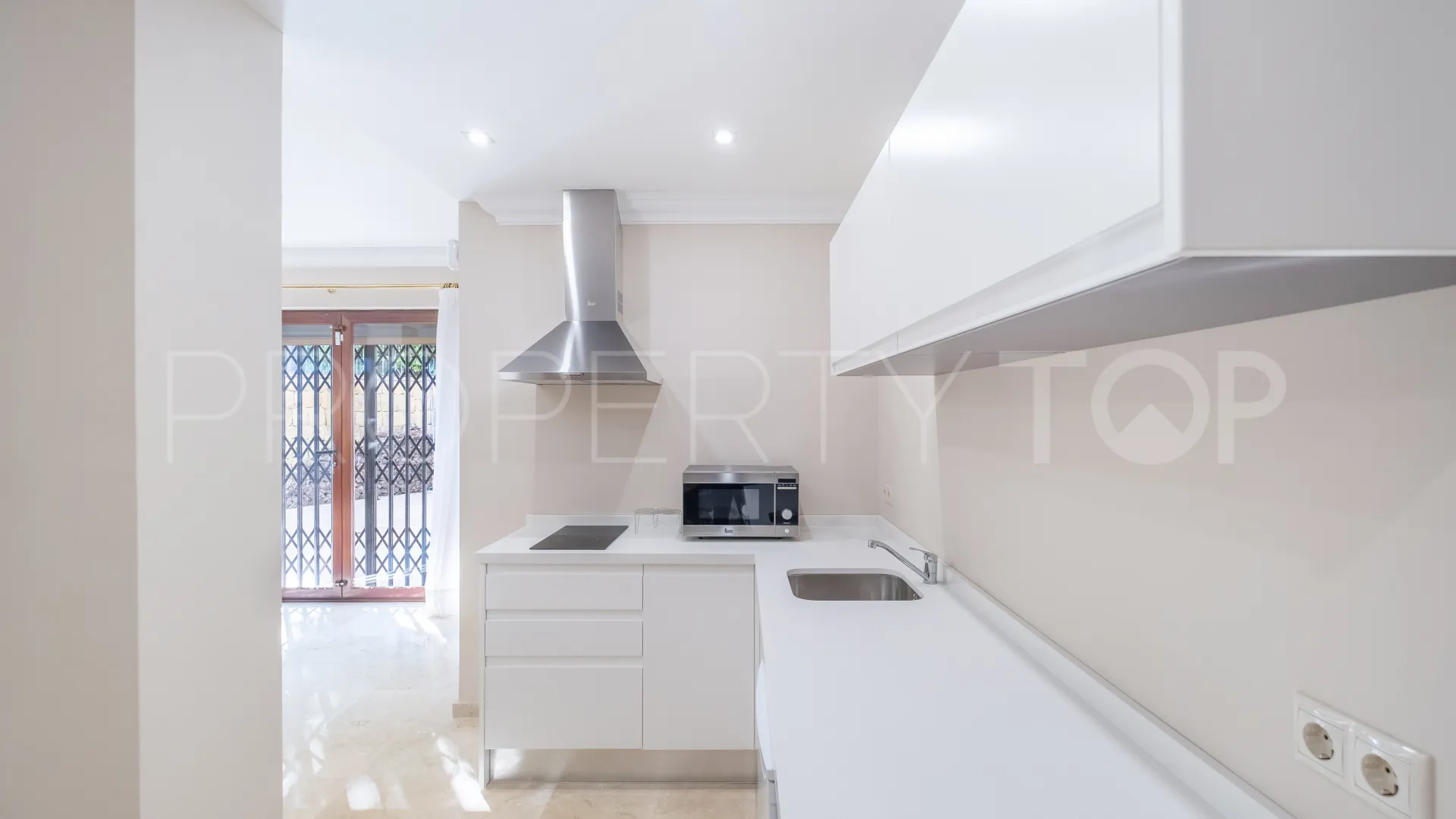 Se vende villa de 11 dormitorios en Altos del Paraiso