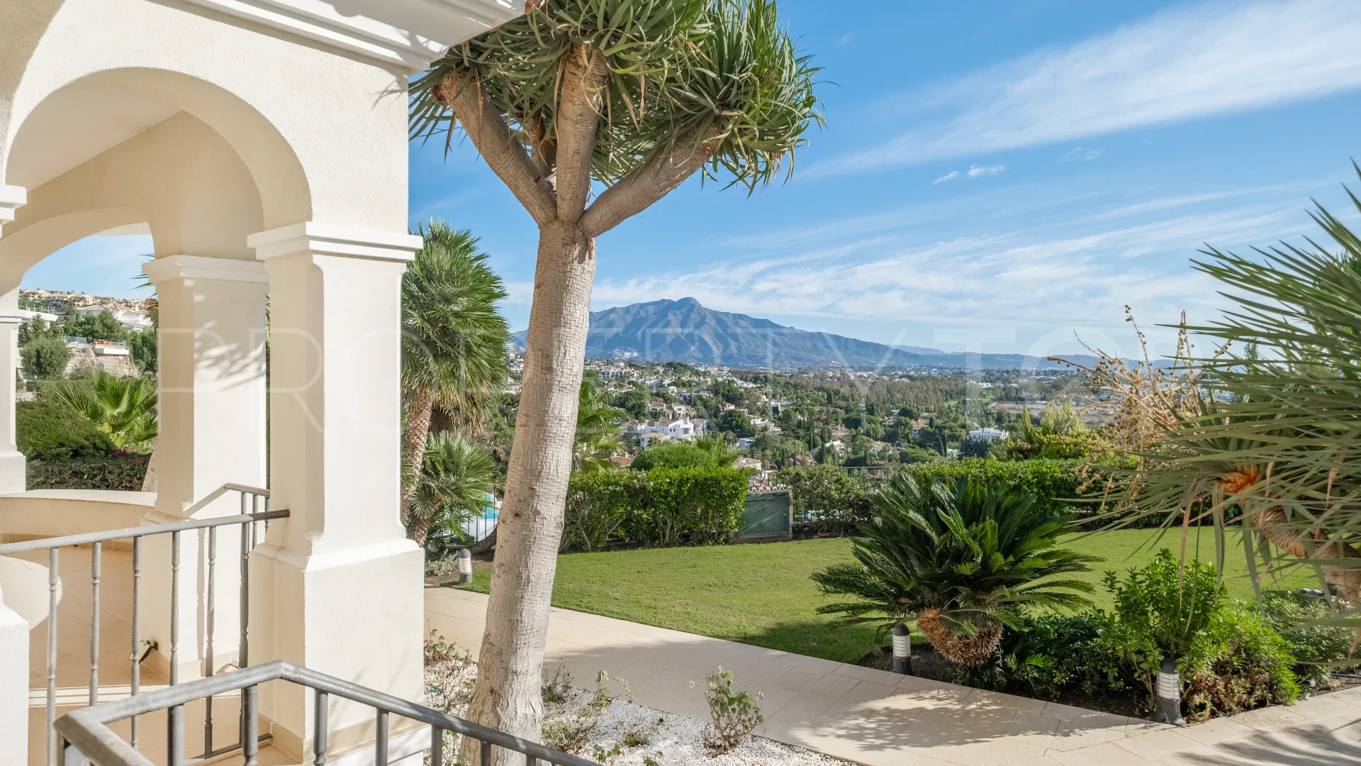 Se vende villa de 11 dormitorios en Altos del Paraiso