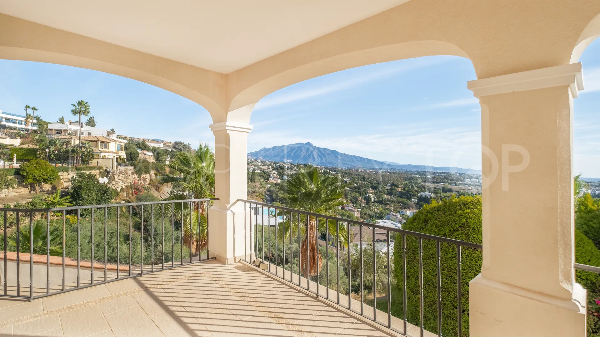 Se vende villa de 11 dormitorios en Altos del Paraiso