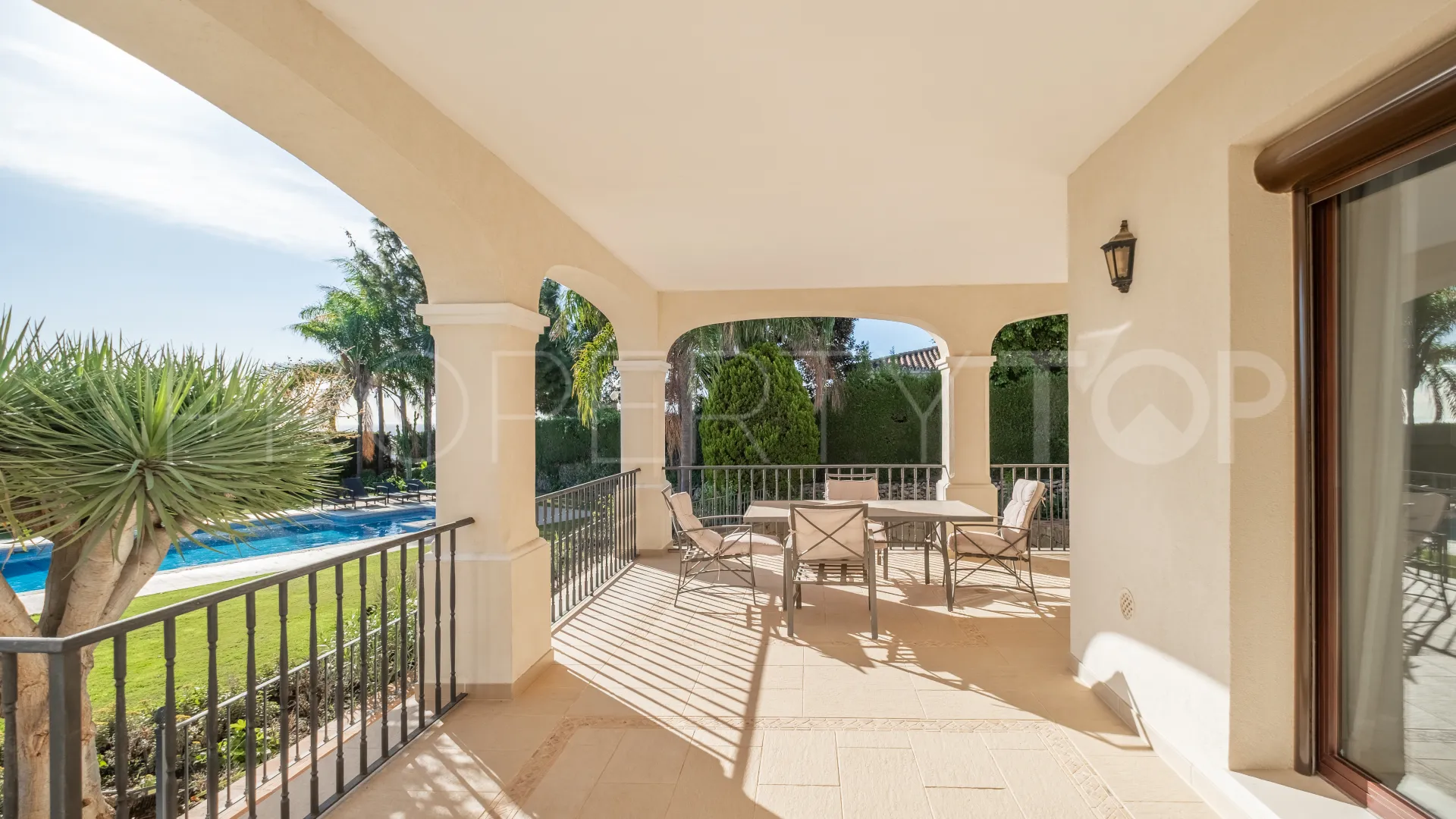 Se vende villa de 11 dormitorios en Altos del Paraiso