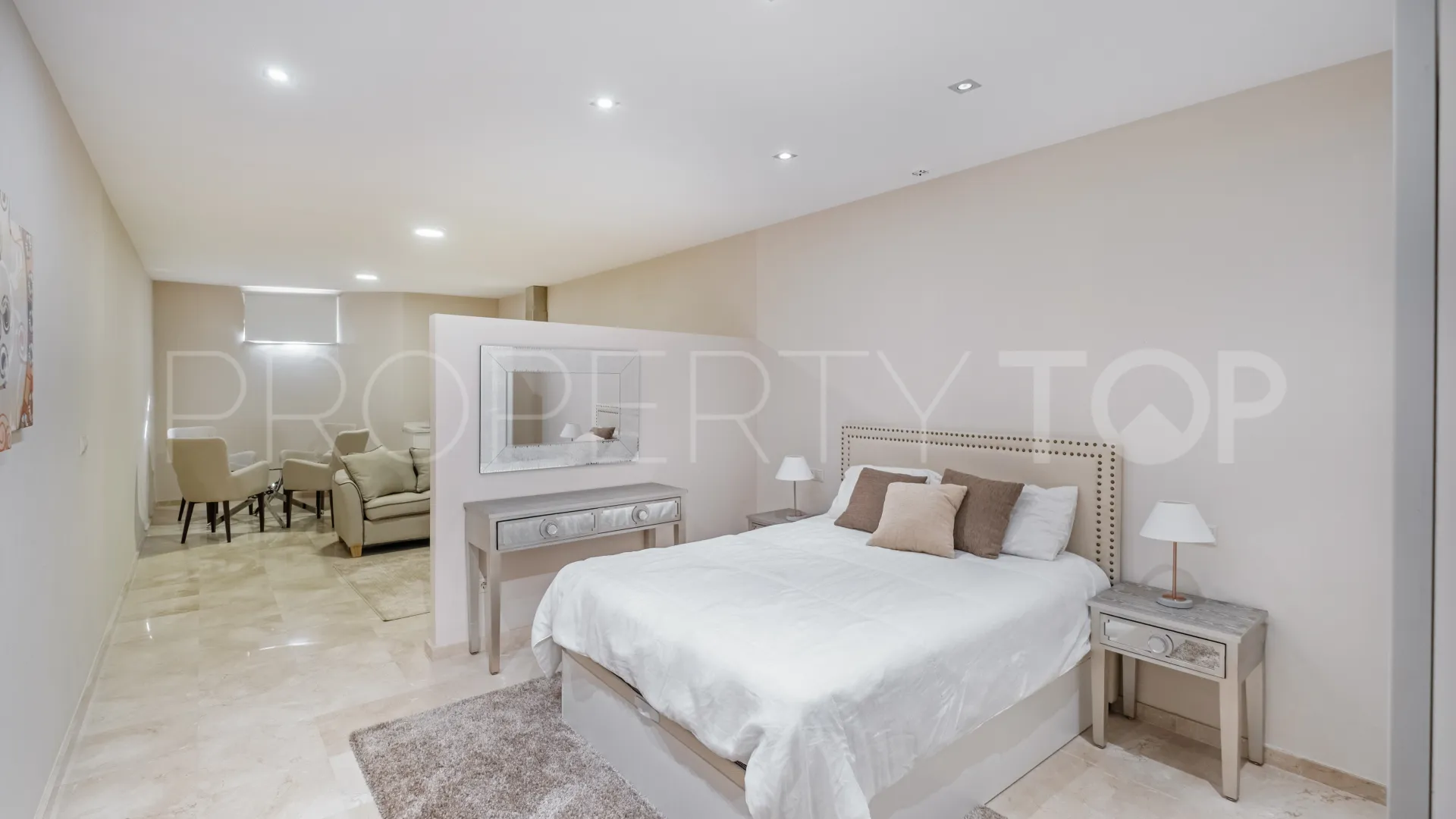 Se vende villa de 11 dormitorios en Altos del Paraiso
