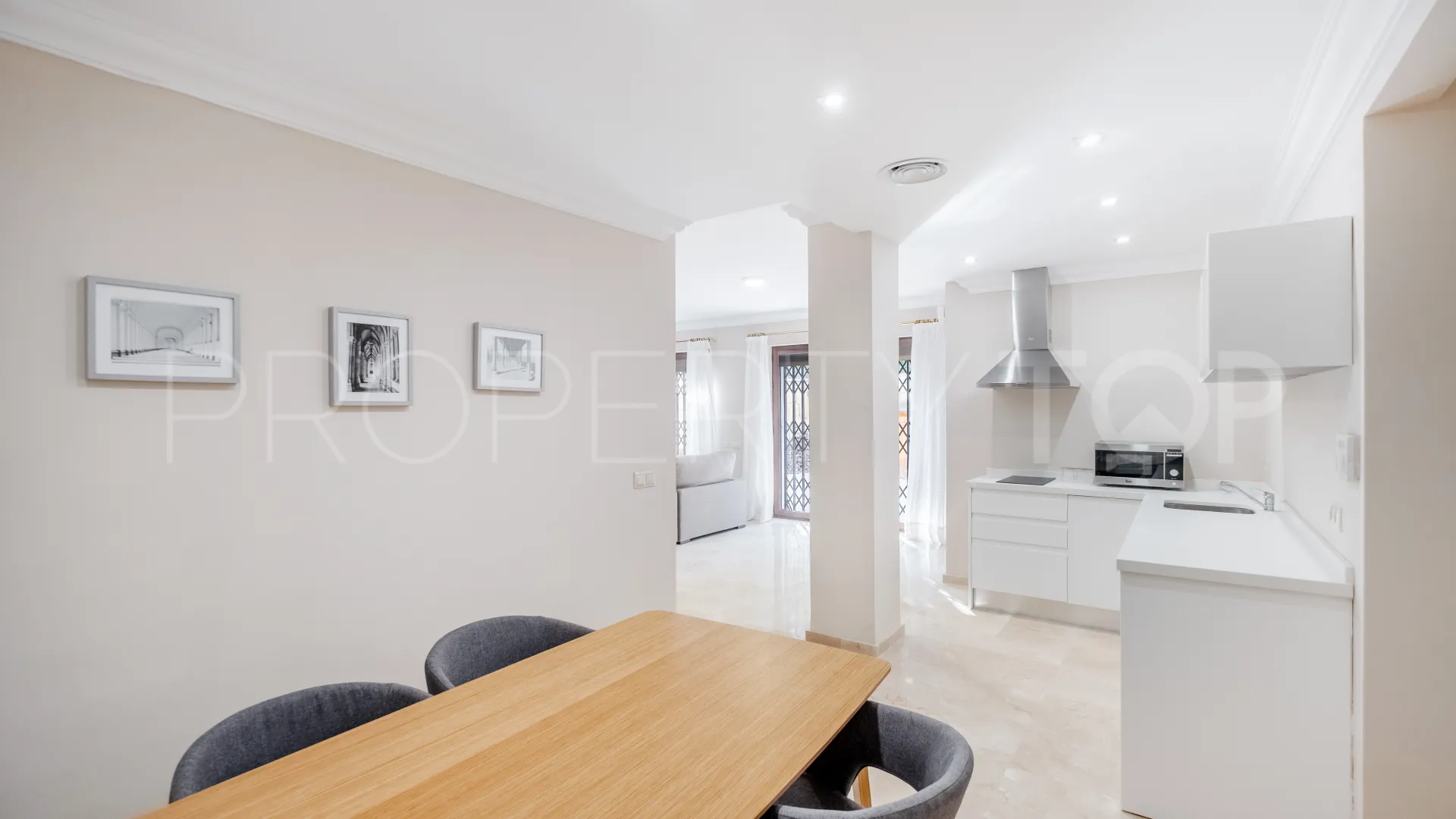 Se vende villa de 11 dormitorios en Altos del Paraiso