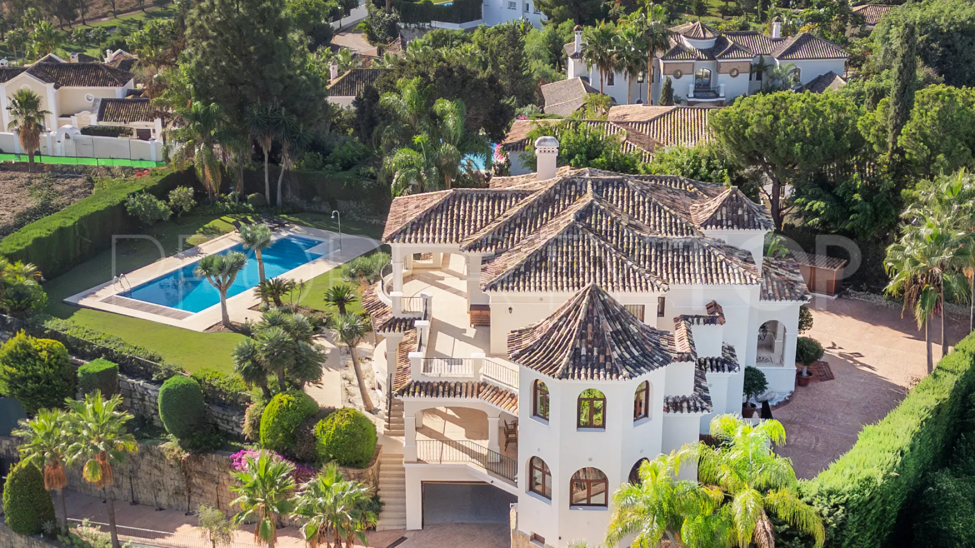 Se vende villa de 11 dormitorios en Altos del Paraiso
