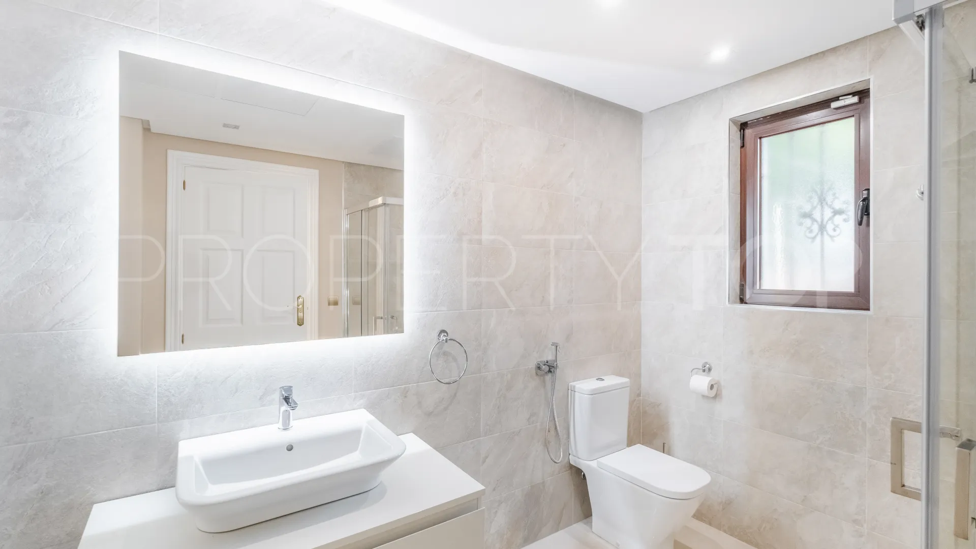 Se vende villa de 11 dormitorios en Altos del Paraiso