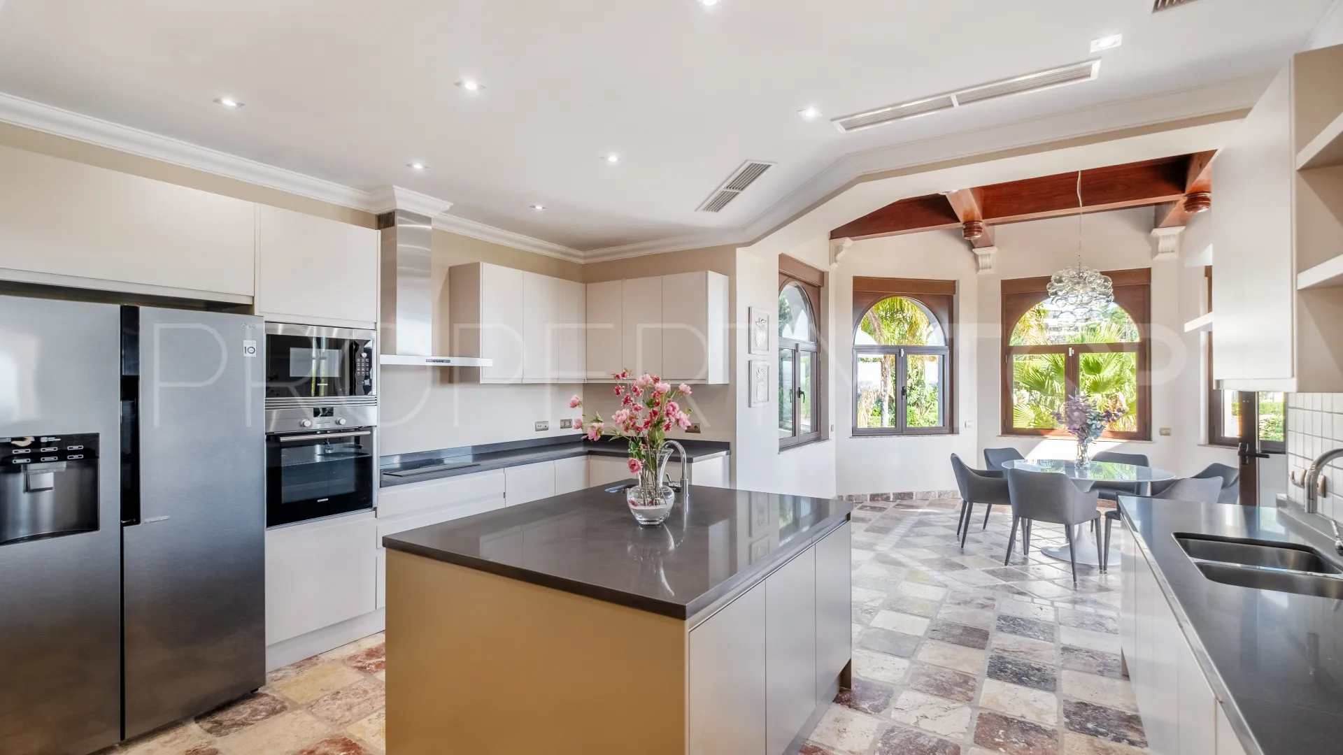 Se vende villa de 11 dormitorios en Altos del Paraiso