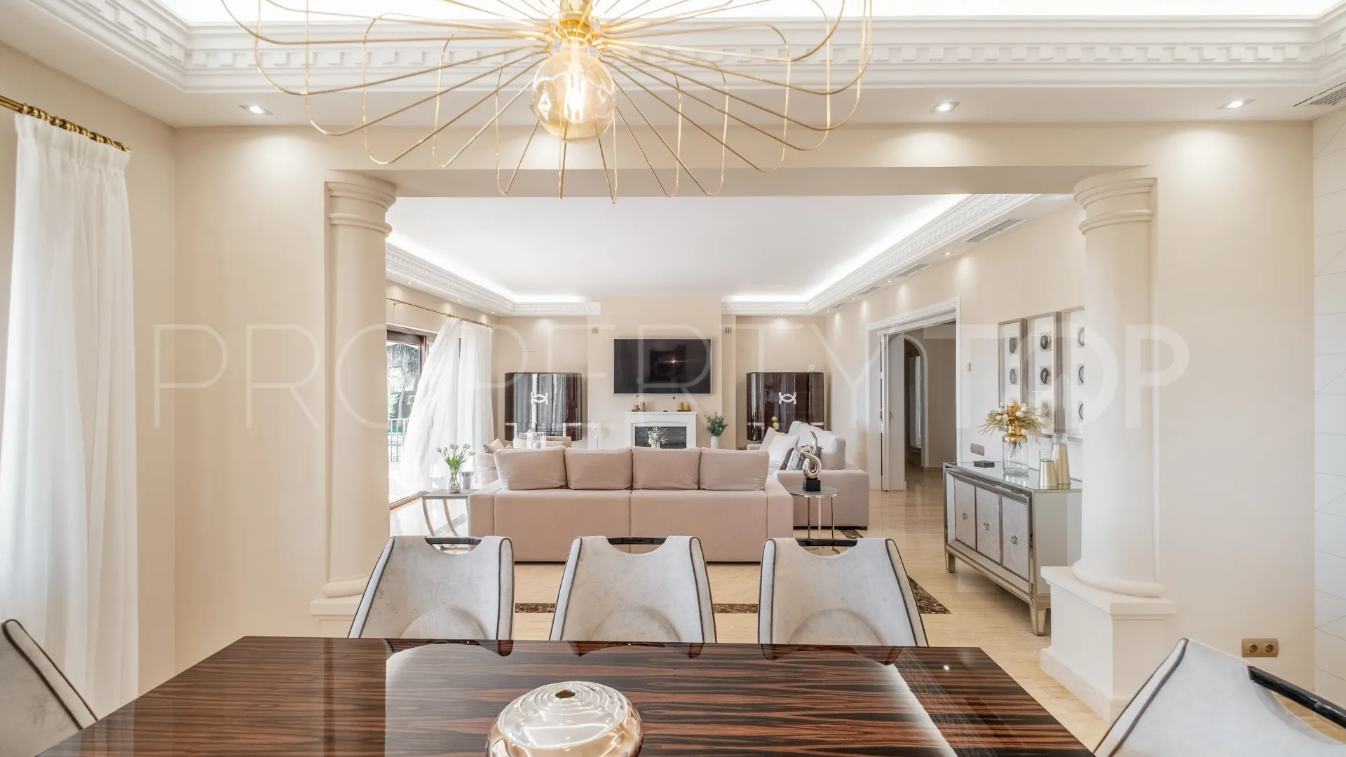 Se vende villa de 11 dormitorios en Altos del Paraiso