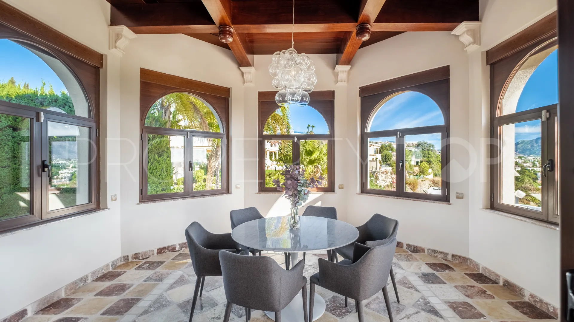 Se vende villa de 11 dormitorios en Altos del Paraiso