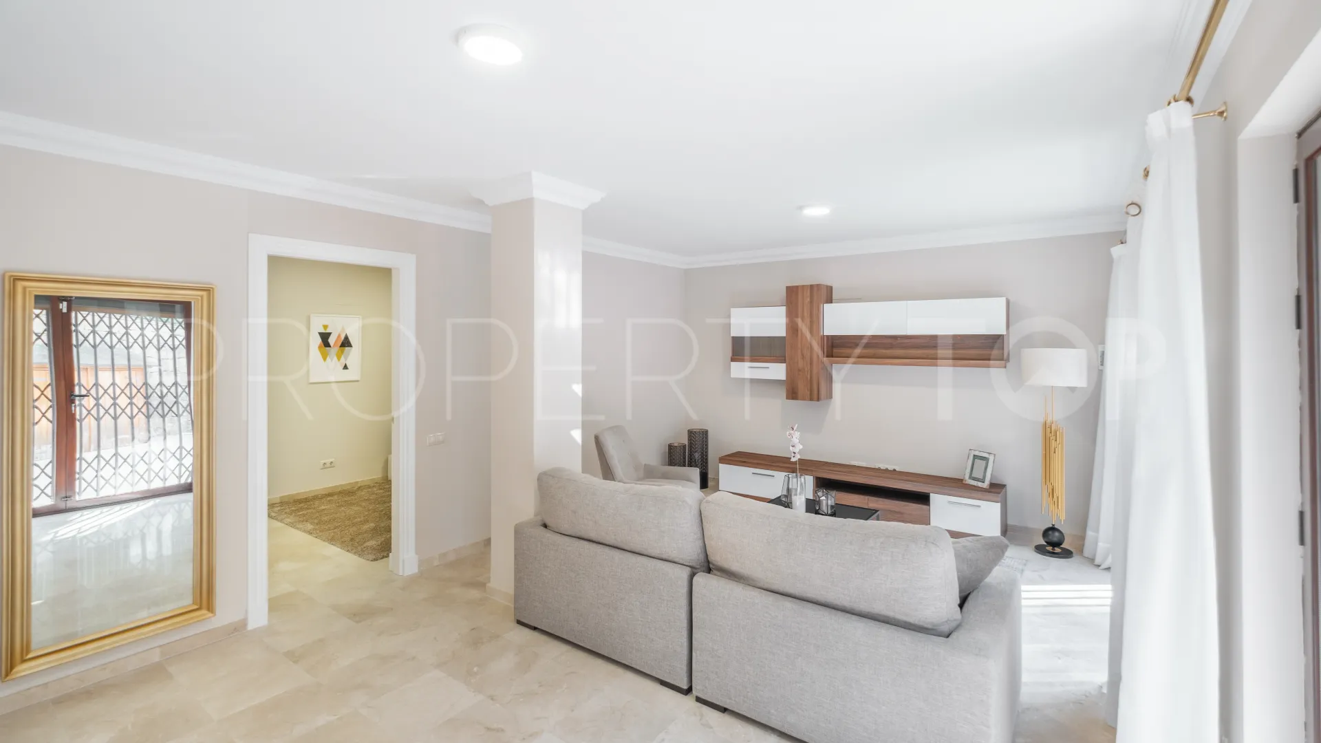 Se vende villa de 11 dormitorios en Altos del Paraiso