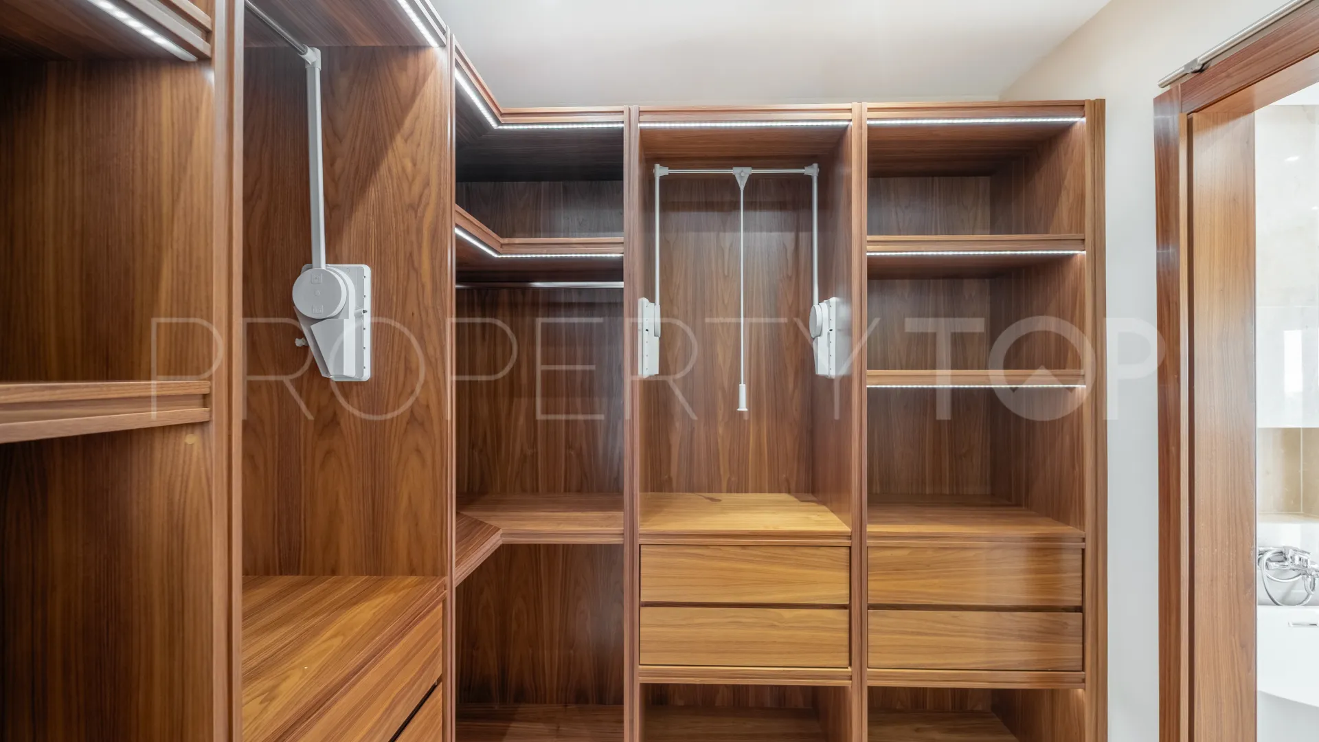 Se vende villa de 11 dormitorios en Altos del Paraiso