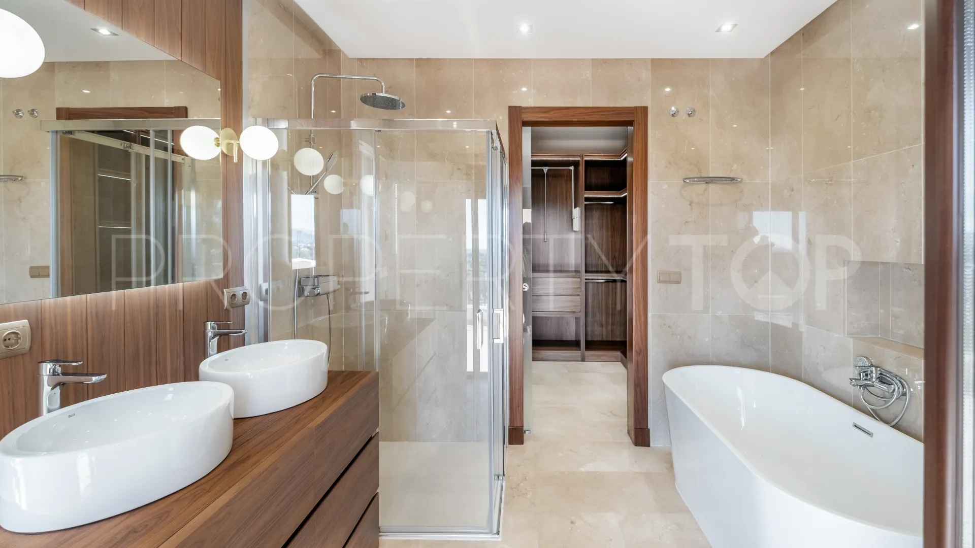 Se vende villa de 11 dormitorios en Altos del Paraiso