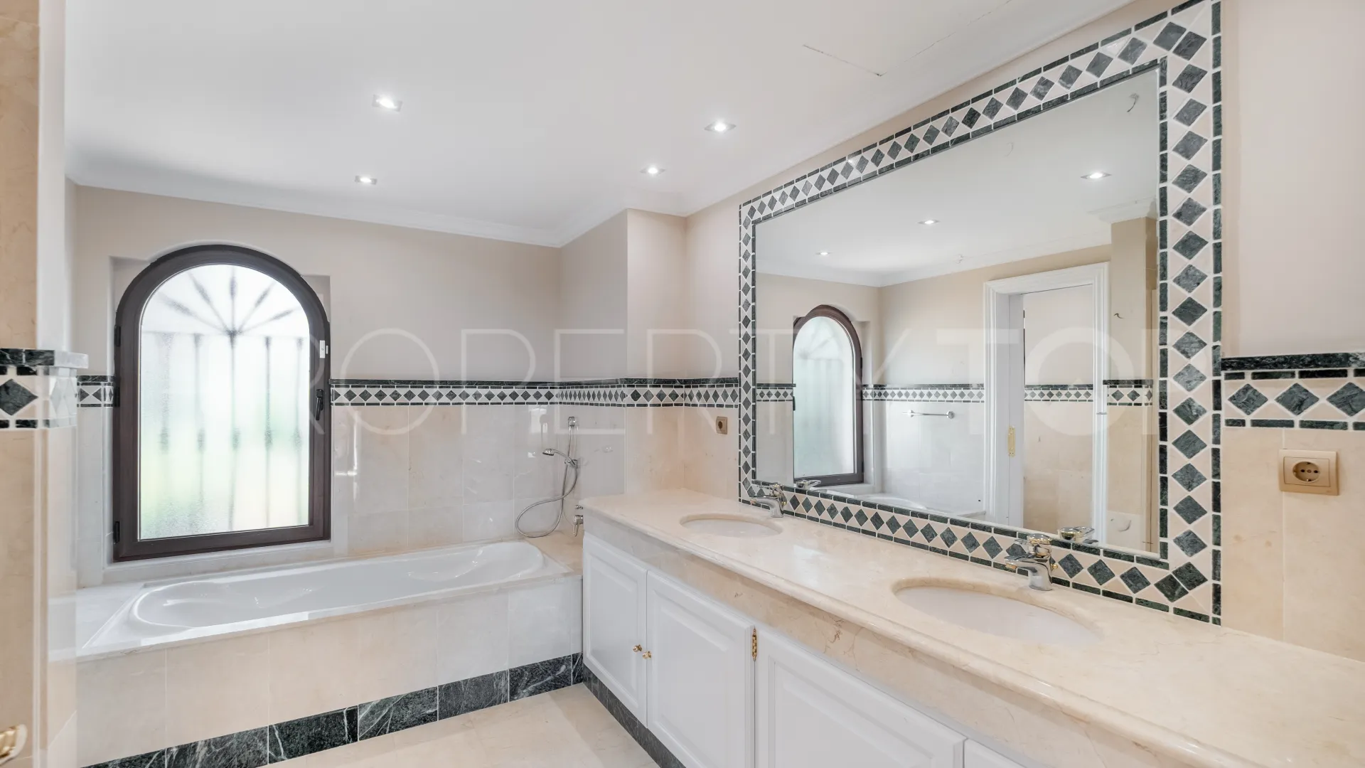 Se vende villa de 11 dormitorios en Altos del Paraiso