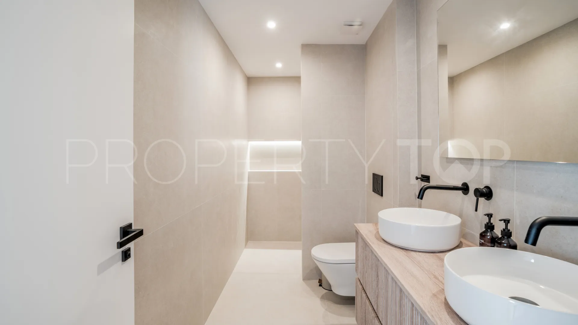 Se vende duplex planta baja en La Quinta de 3 dormitorios