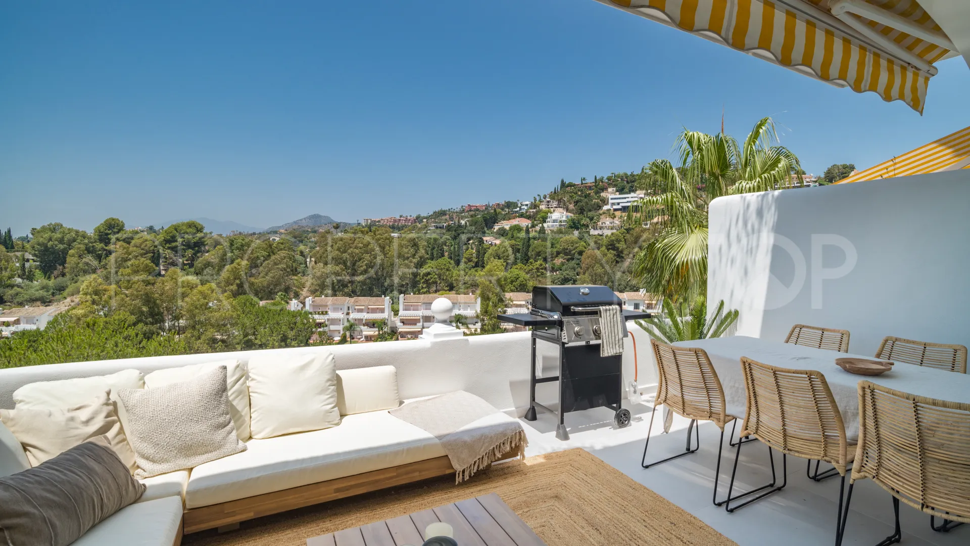 Se vende duplex planta baja en La Quinta de 3 dormitorios