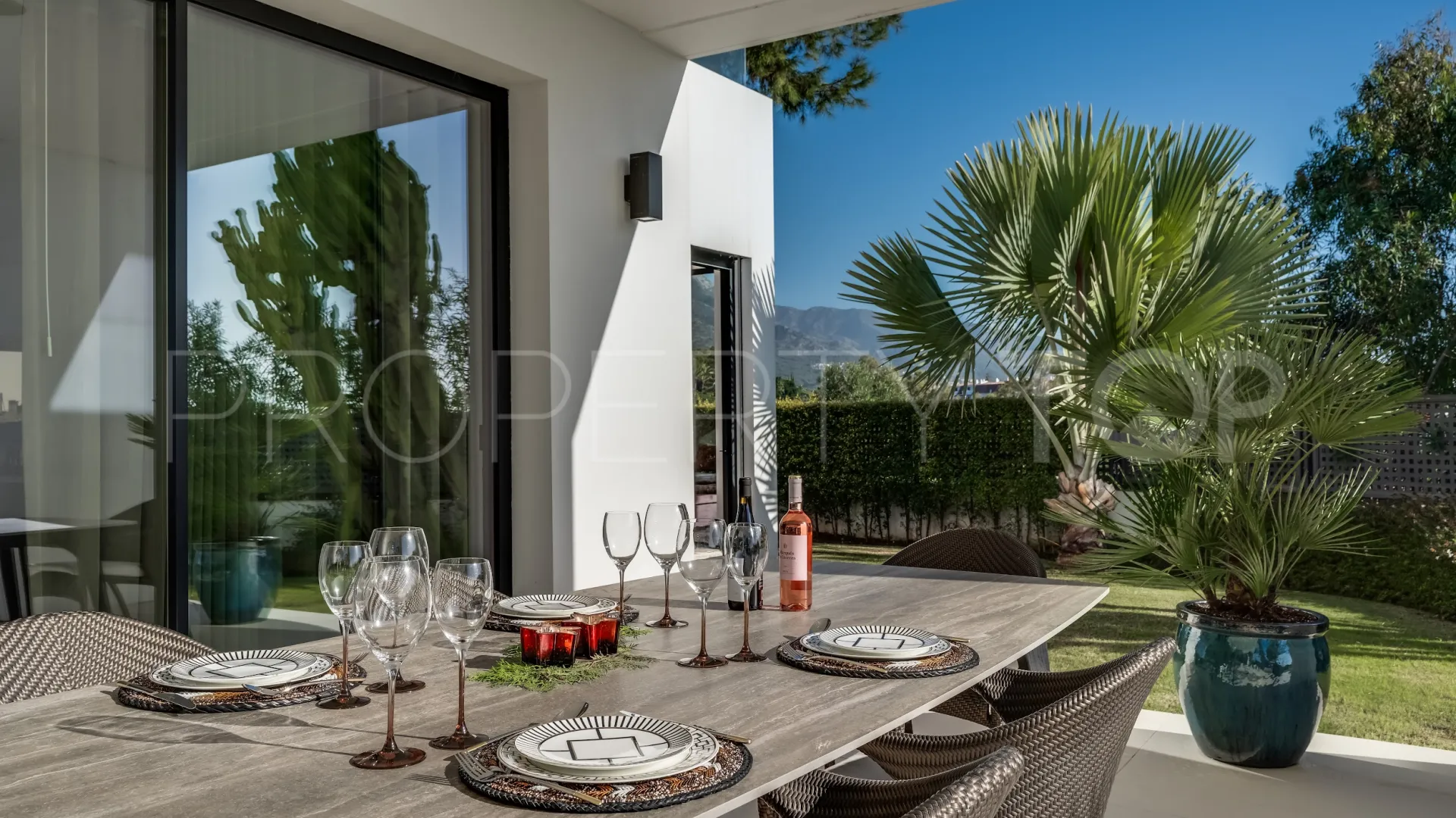 Se vende villa de 5 dormitorios en Las Lomas del Marbella Club