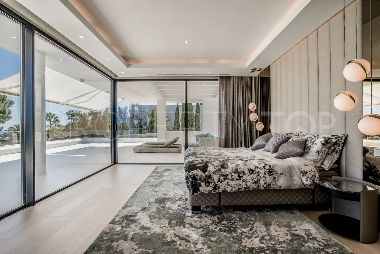 Se vende villa de 5 dormitorios en Las Lomas del Marbella Club