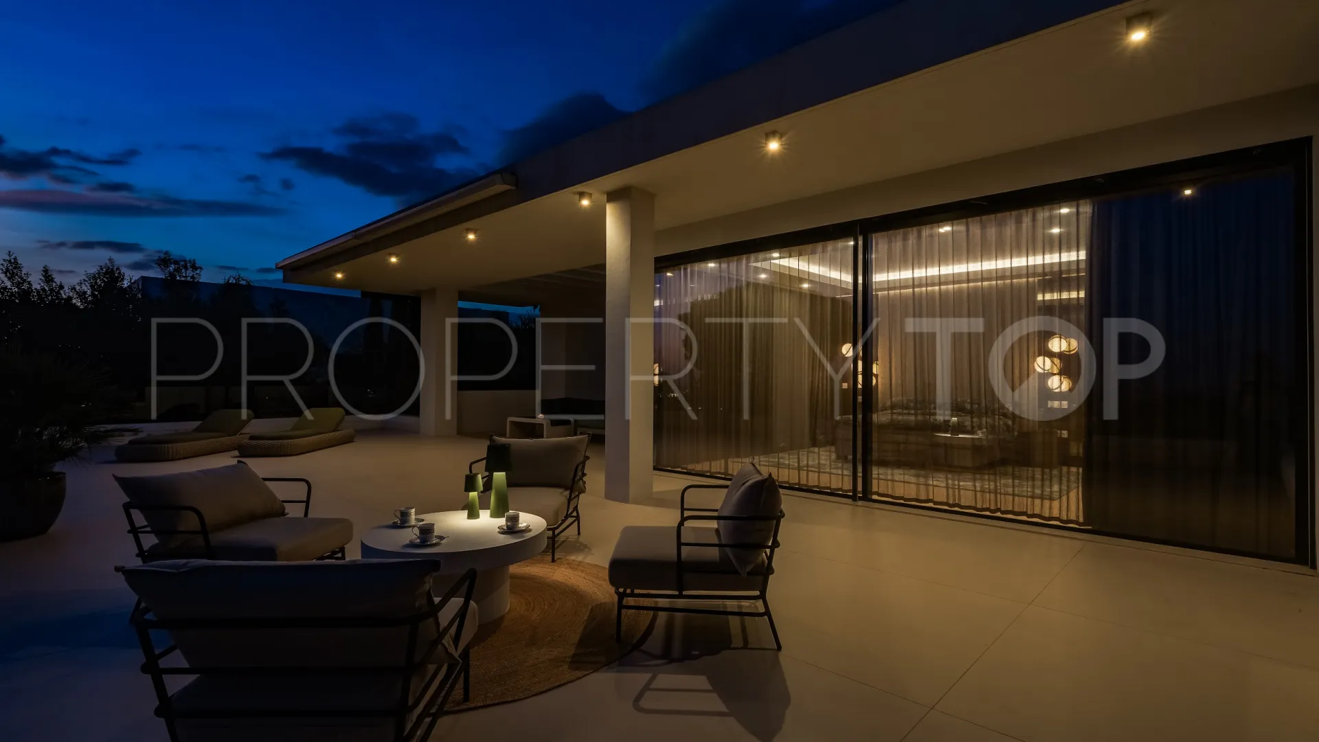 Se vende villa de 5 dormitorios en Las Lomas del Marbella Club