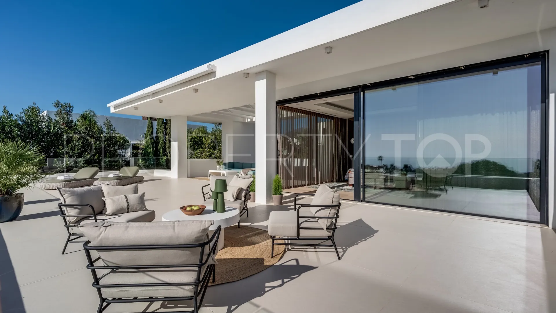 Se vende villa de 5 dormitorios en Las Lomas del Marbella Club
