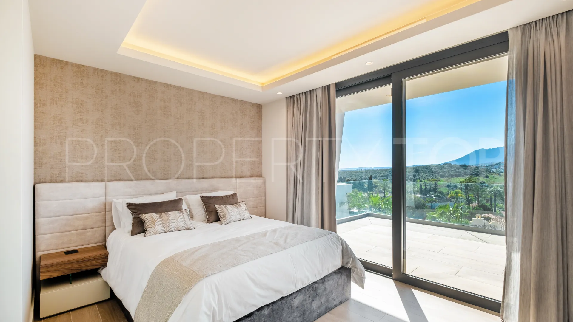 Villa in El Paraiso for sale