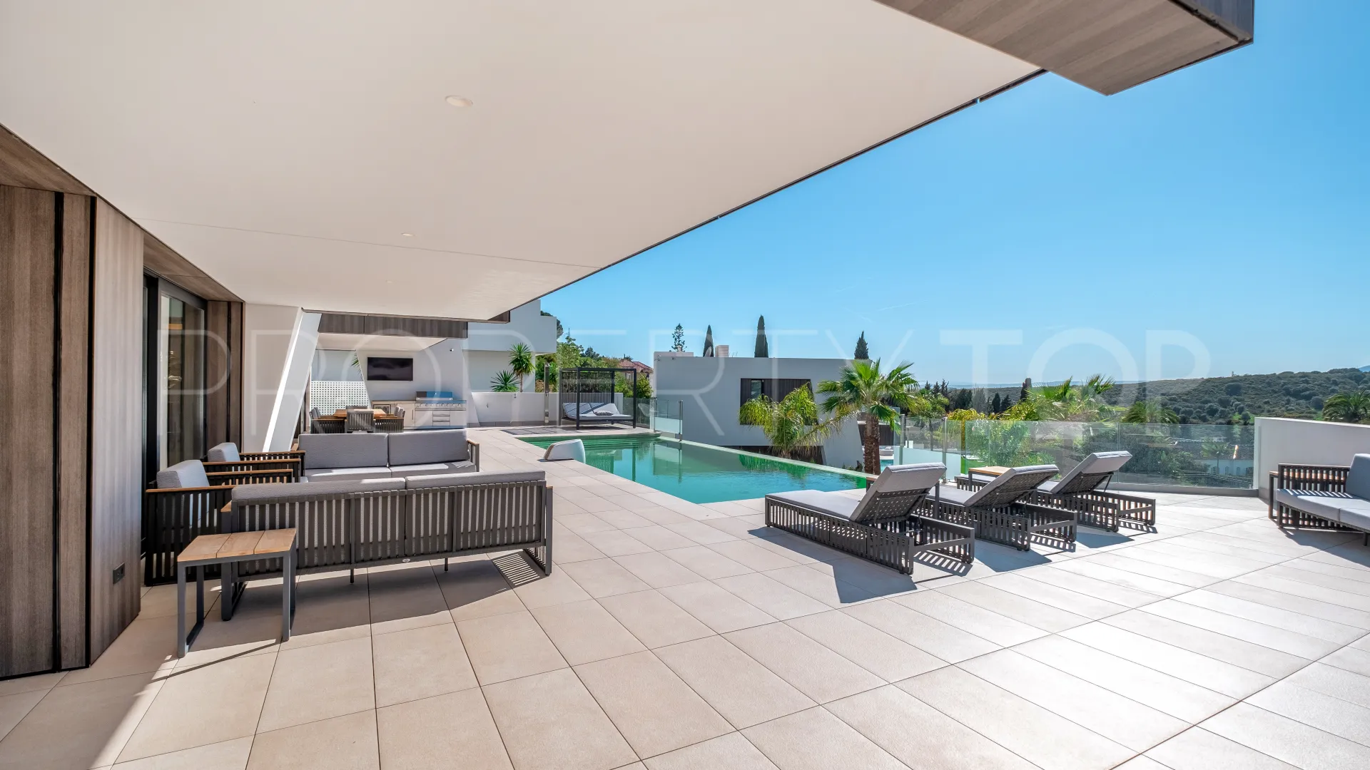 Villa in El Paraiso for sale