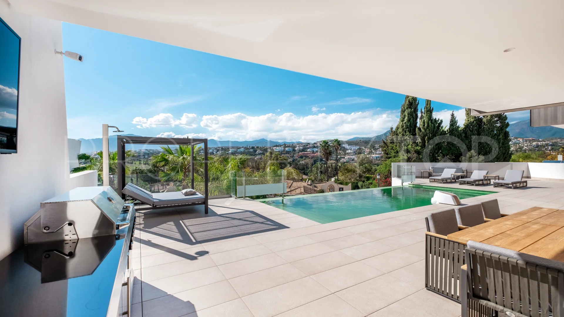 Villa in El Paraiso for sale
