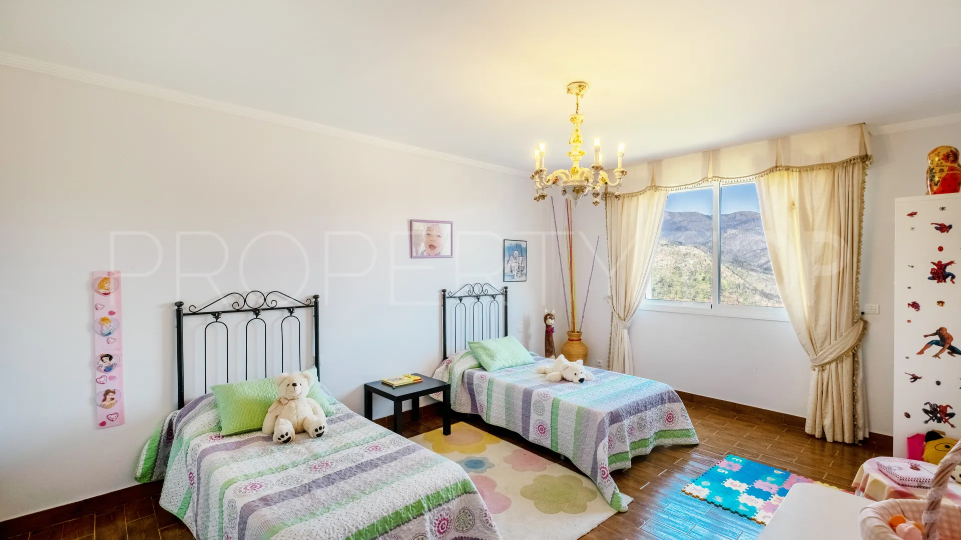 Forest Hills 7 bedrooms finca for sale