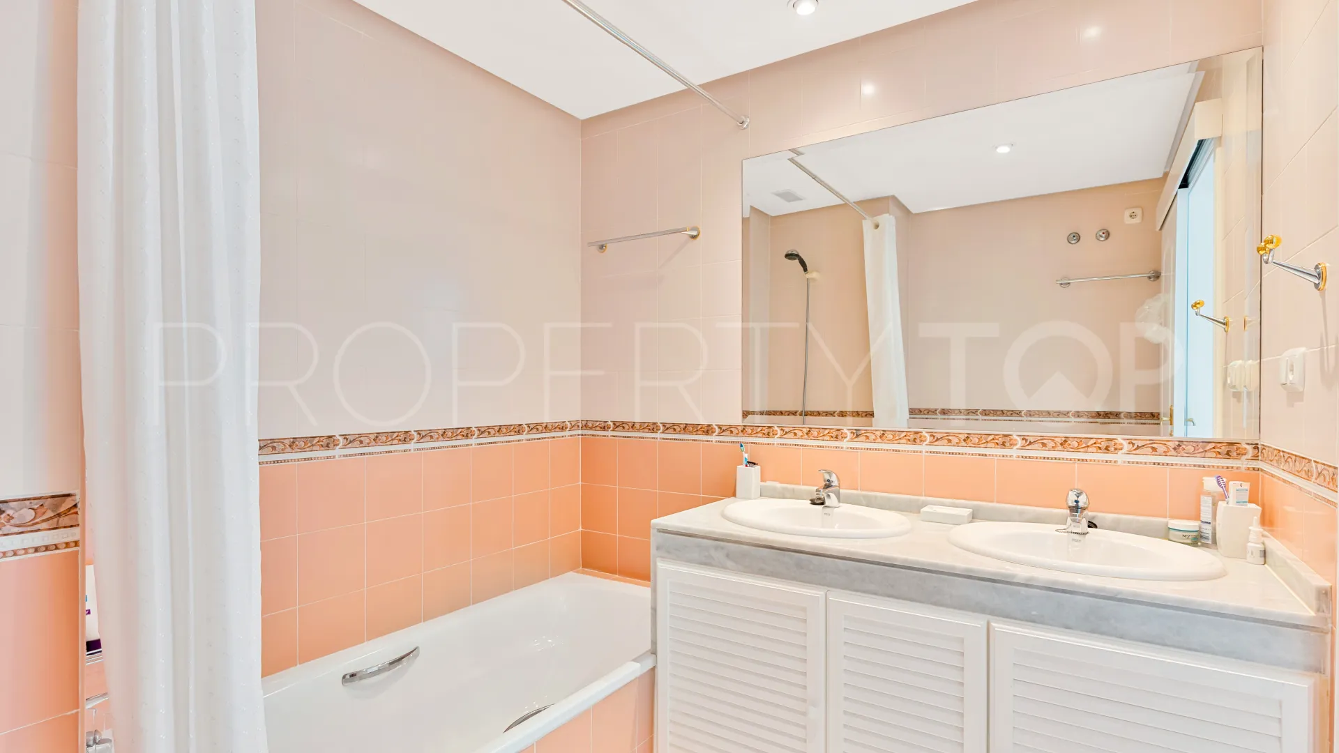 Se vende apartamento en Miraflores Golf