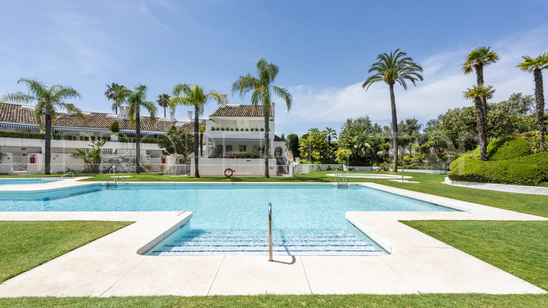 3 bedrooms Marbella East duplex for sale