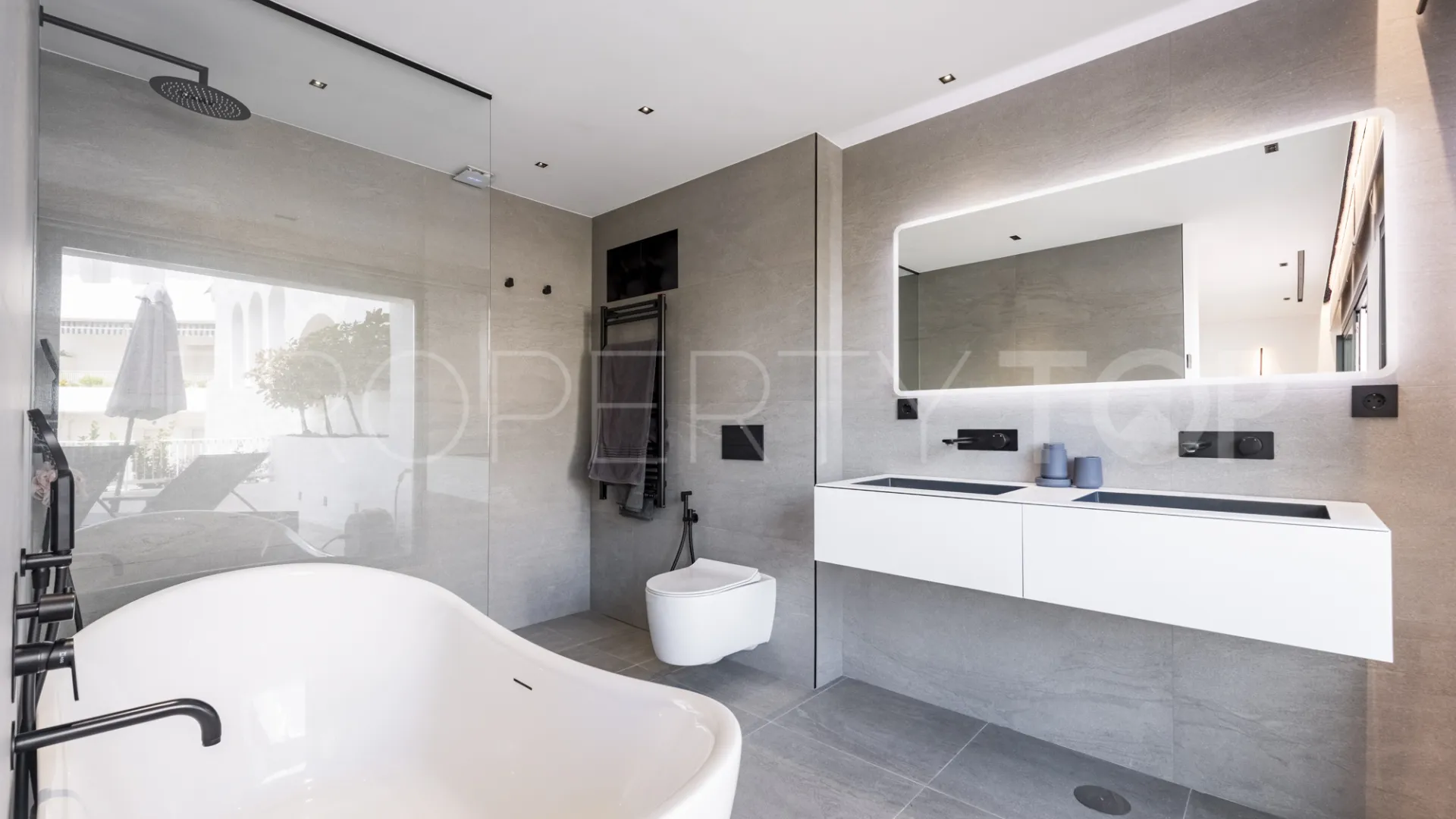 3 bedrooms Marbella East duplex for sale