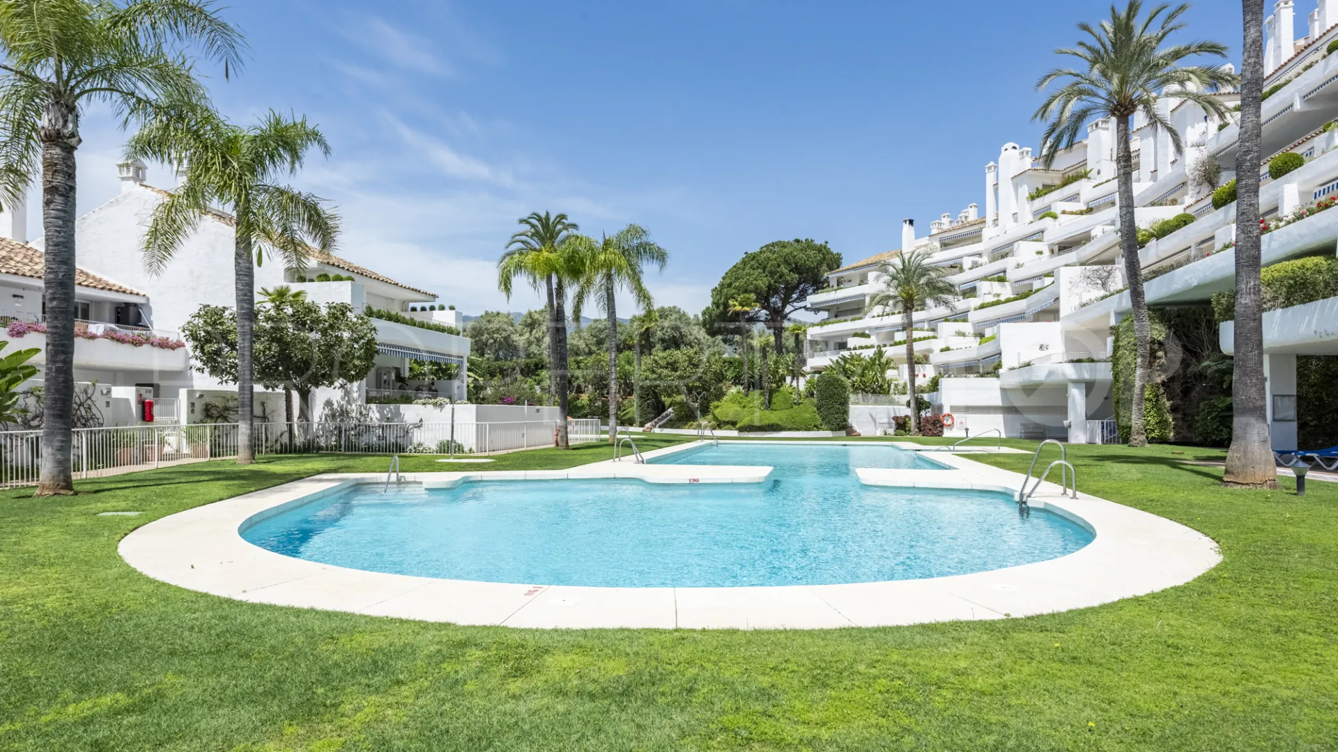 3 bedrooms Marbella East duplex for sale