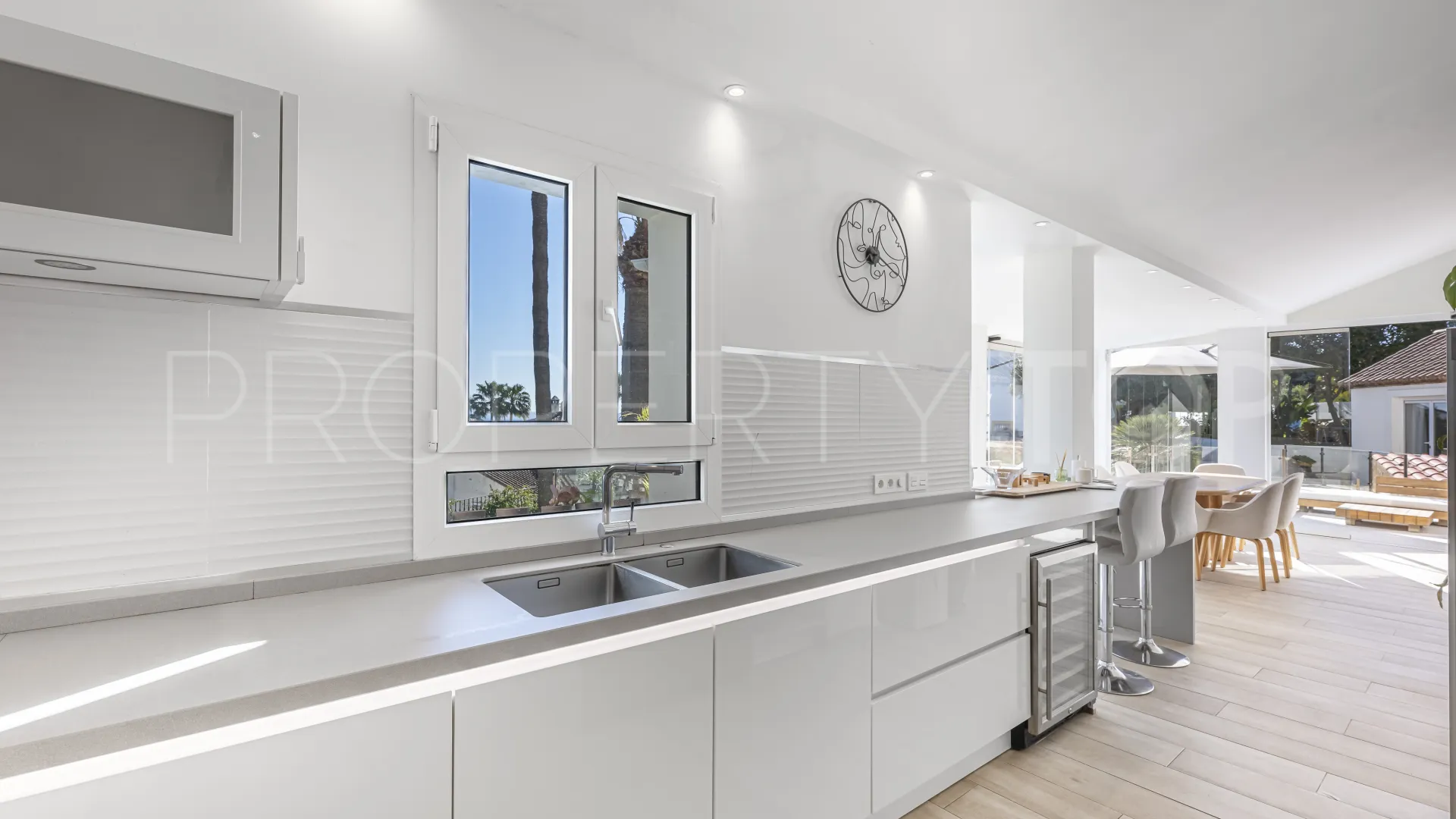 Villa en venta en La Duquesa con 6 dormitorios