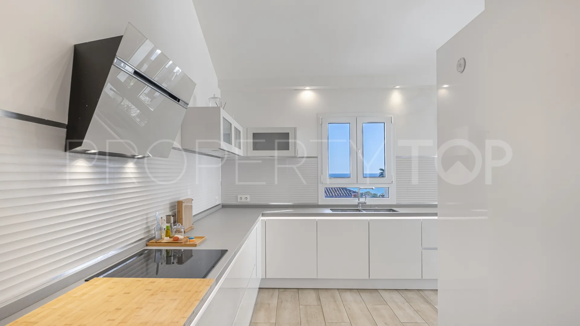 Villa en venta en La Duquesa con 6 dormitorios